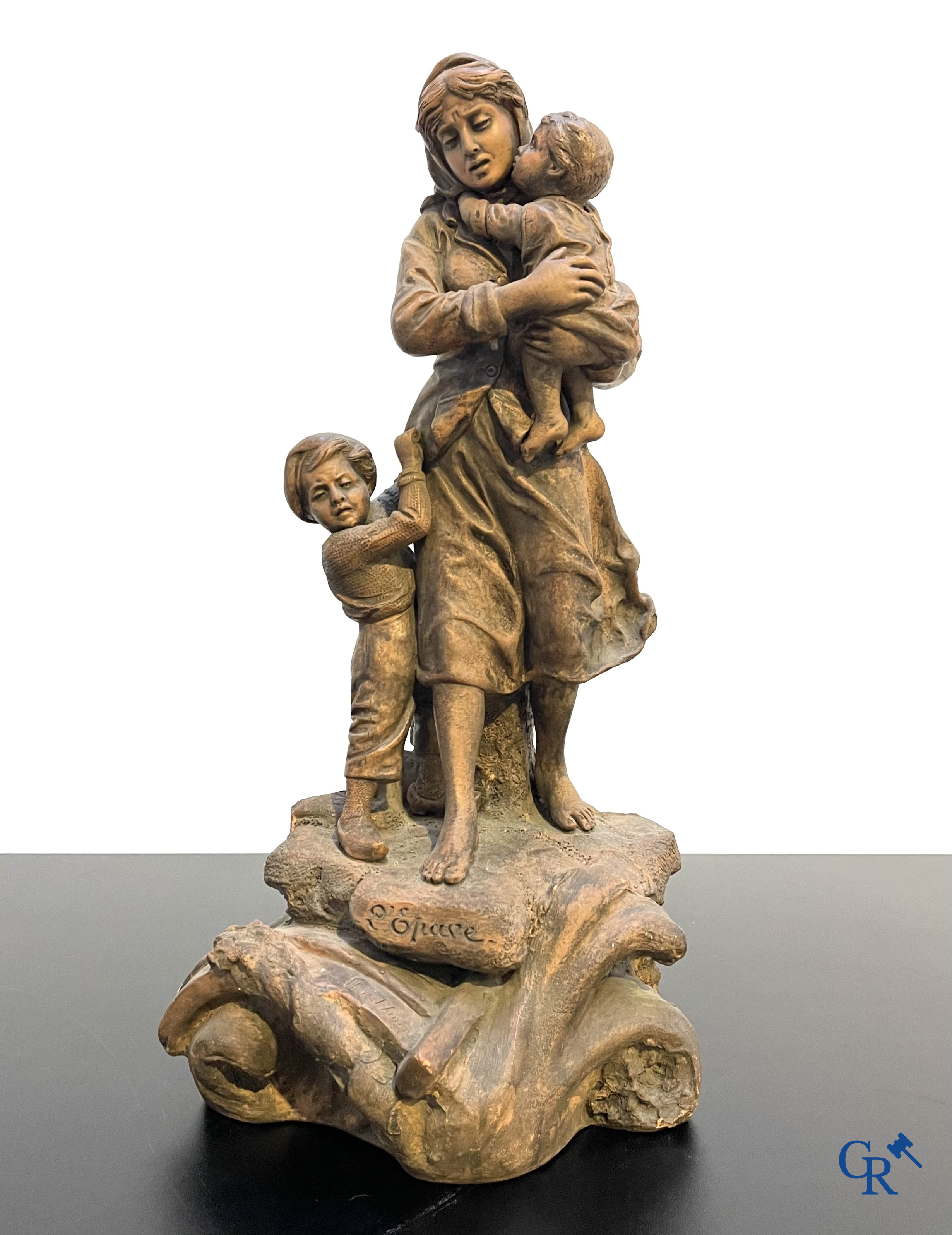 Een kavel met diverse brocante, terra cotta vissersbeeld, houten klok, 2 paar Vieux Paris vazen en een vaas in kristal.