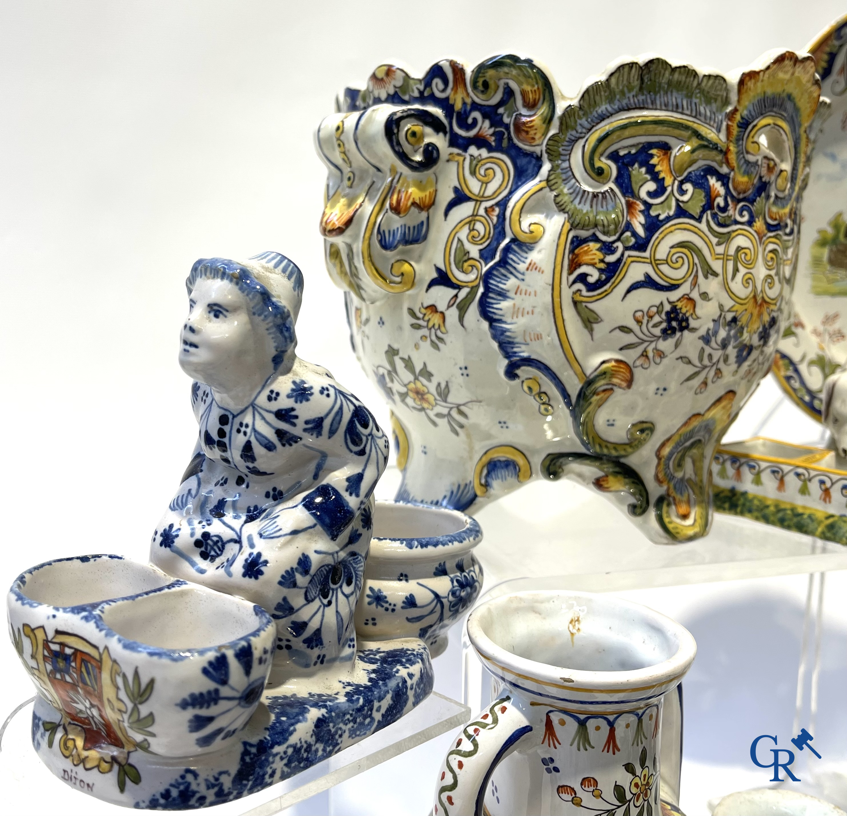 Faience van Rouen, Devres. Interessant en groot lot met diverse polychrome vormstukken. 19e eeuw.