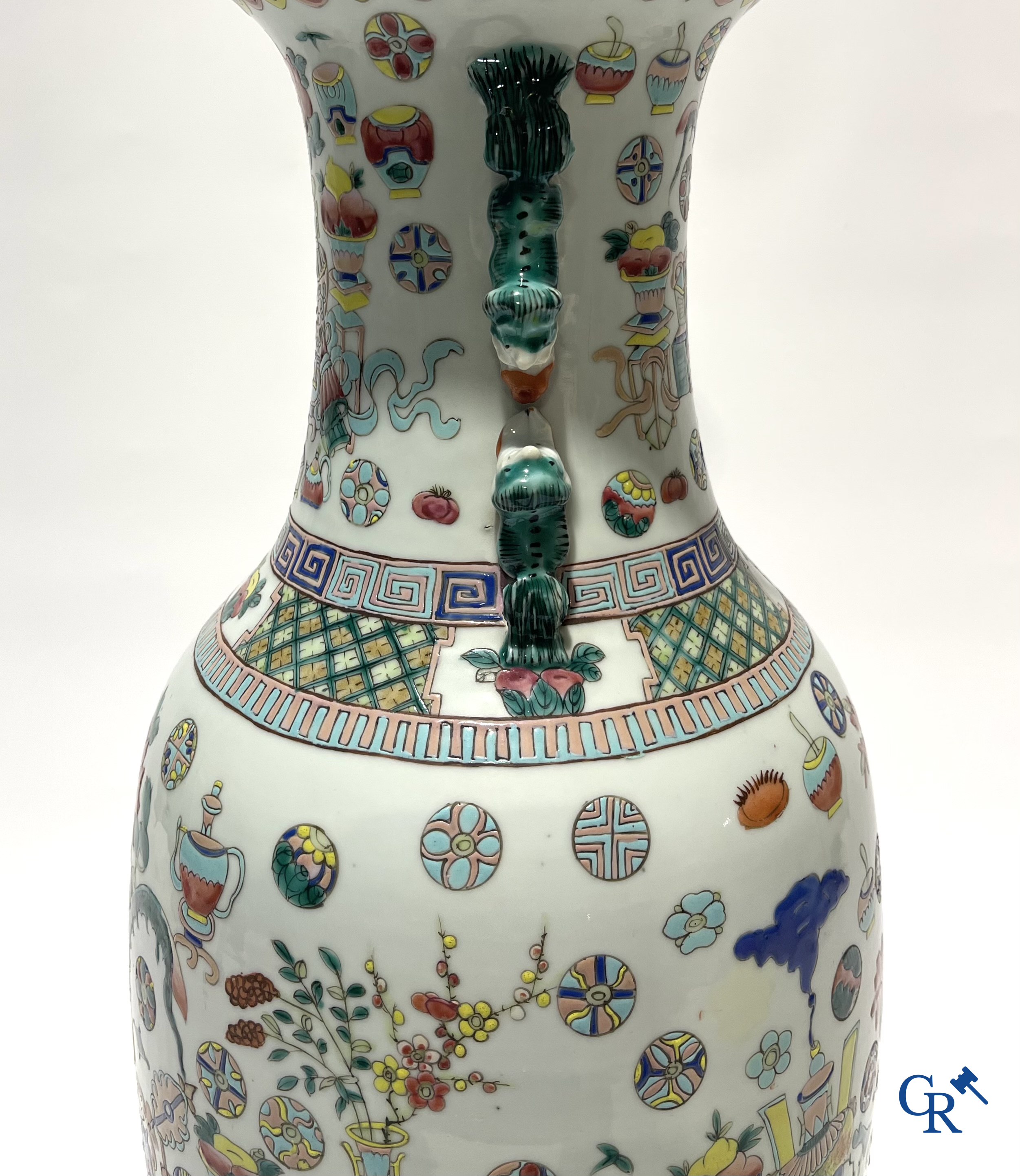 Aziatica. Chinees porselein. Een grote Chinese vaas met honderd antiquiteiten decor. 19de eeuw.