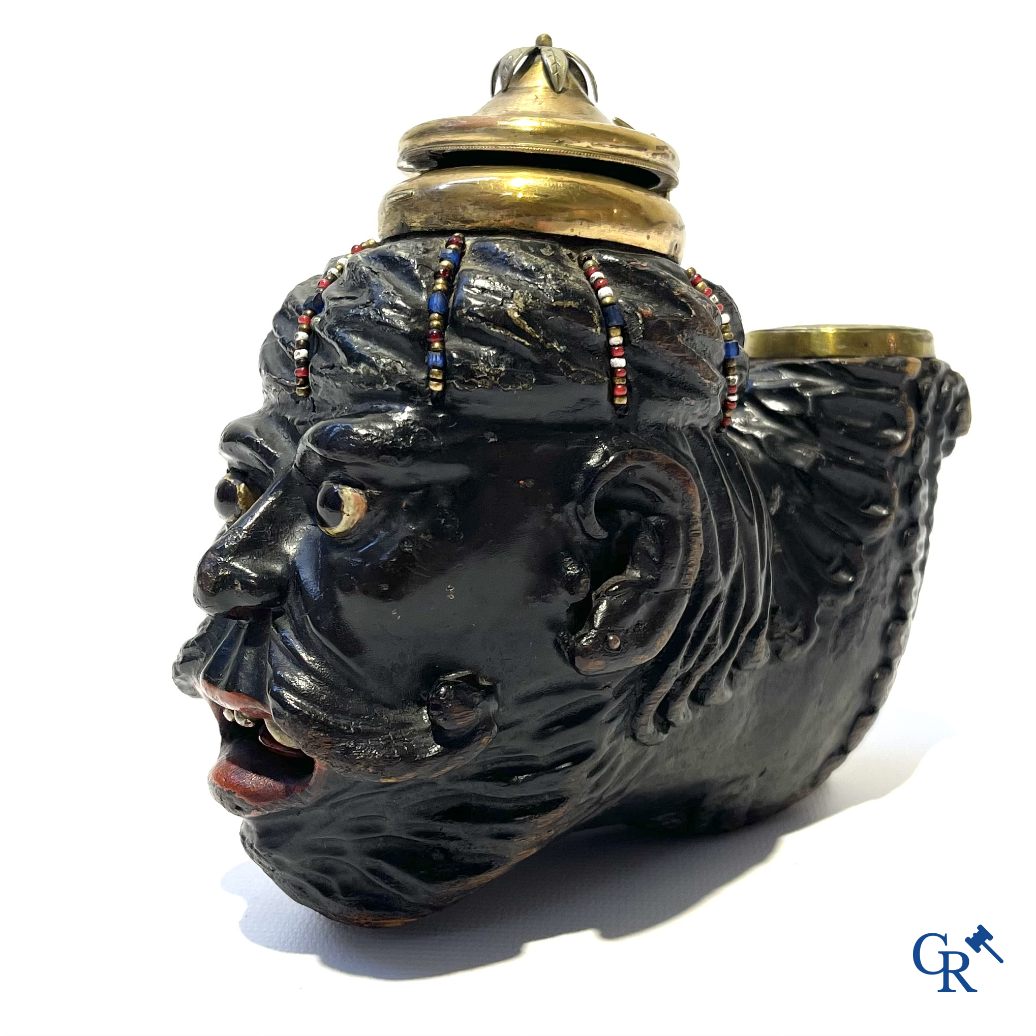 Uitzonderlijk grote zogenaamde Ulmer tabakspijp in gesneden en gepolychromeerd hout. Duitsland of Zwitserland 18e eeuw.