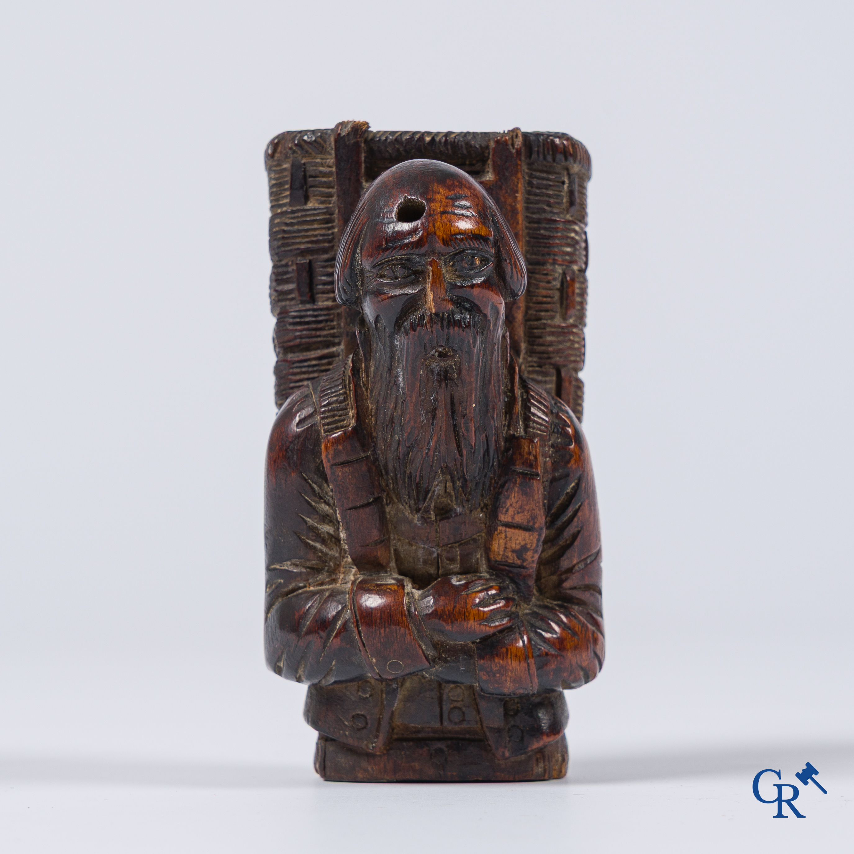 Buttenman drinkbeker. Gildebeker van de druivenplukkers. Gesneden fruithout. Rijnstreek of Zwitserland, 17e eeuw.