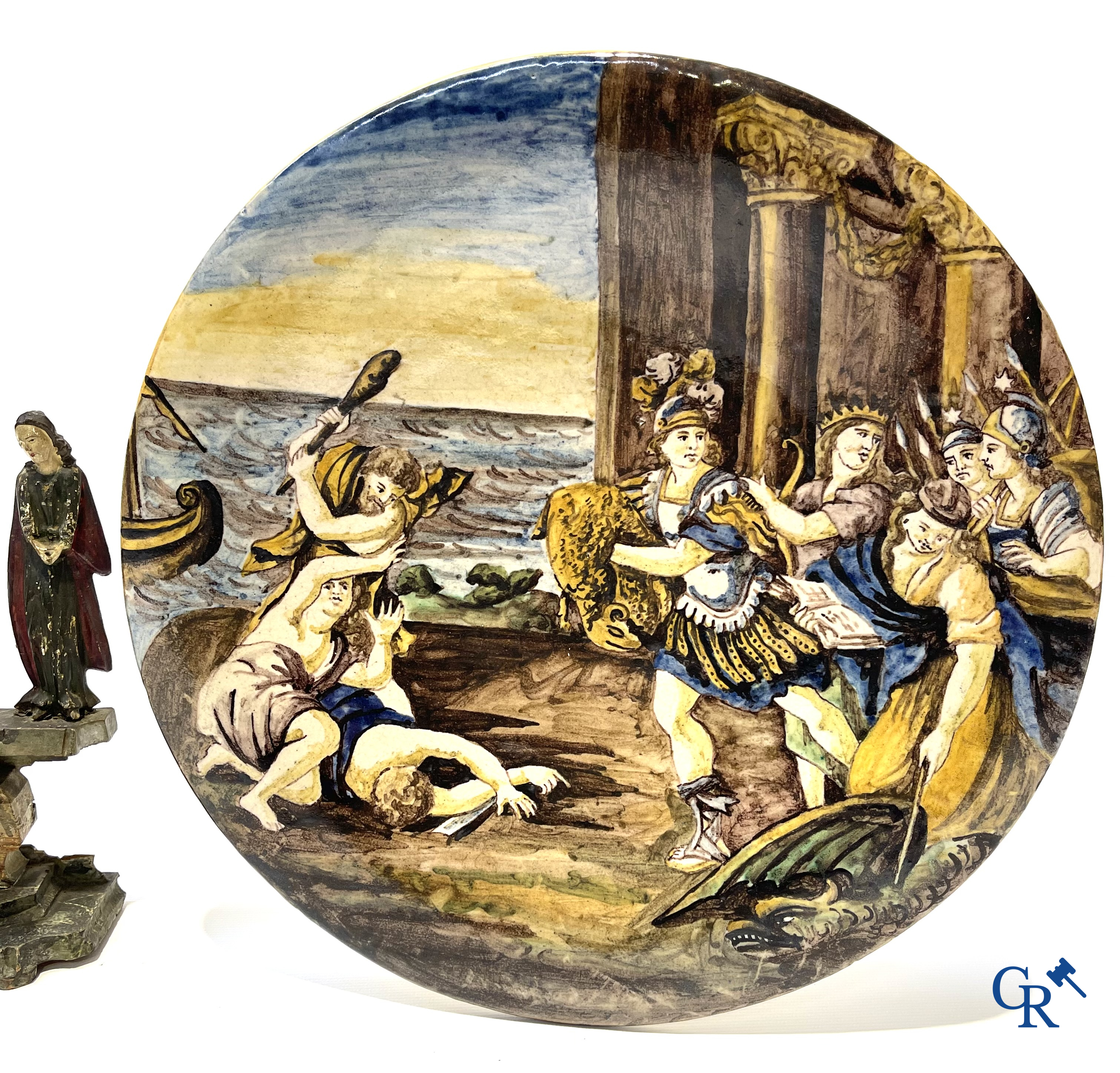 2 grote borden in Italiaanse polychrome faience en een hout gesculpteerde calvarieberg. 18e-19e eeuw.