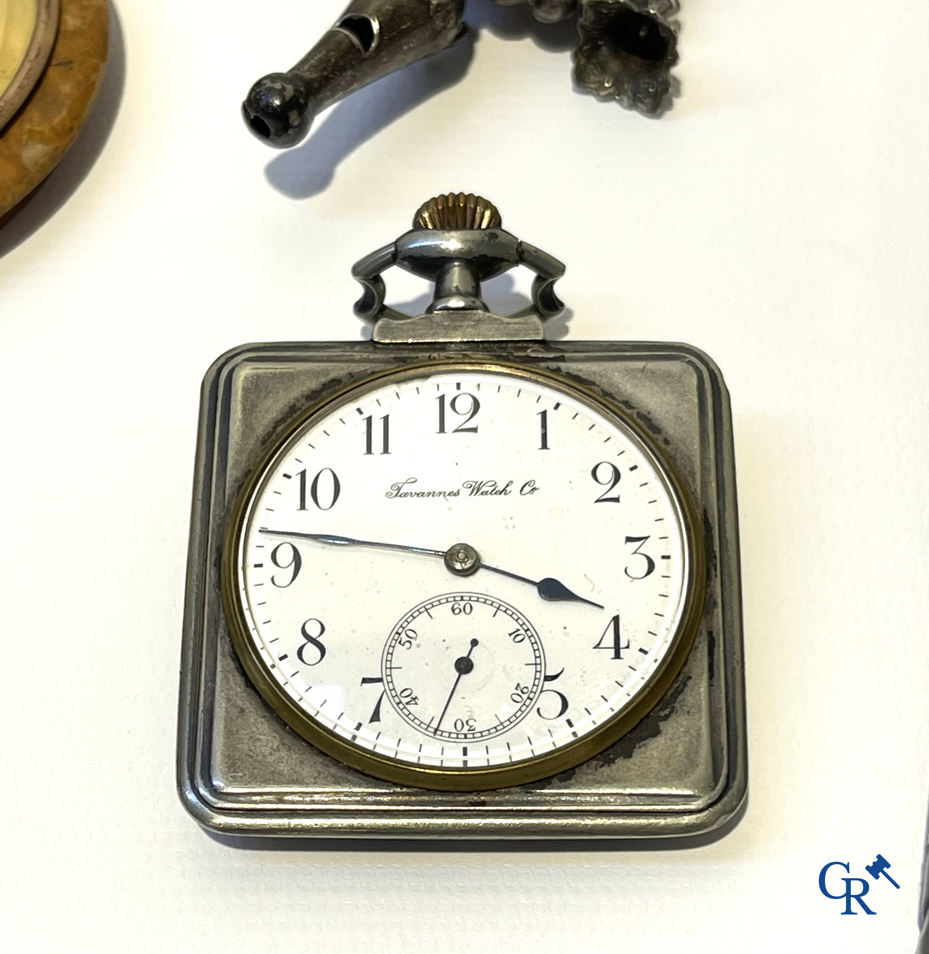 Lot with display case objects, jewellery with diamond, timepieces, silver tobacco boxes, micro mosaic, etc. 18th-19th-20th century.