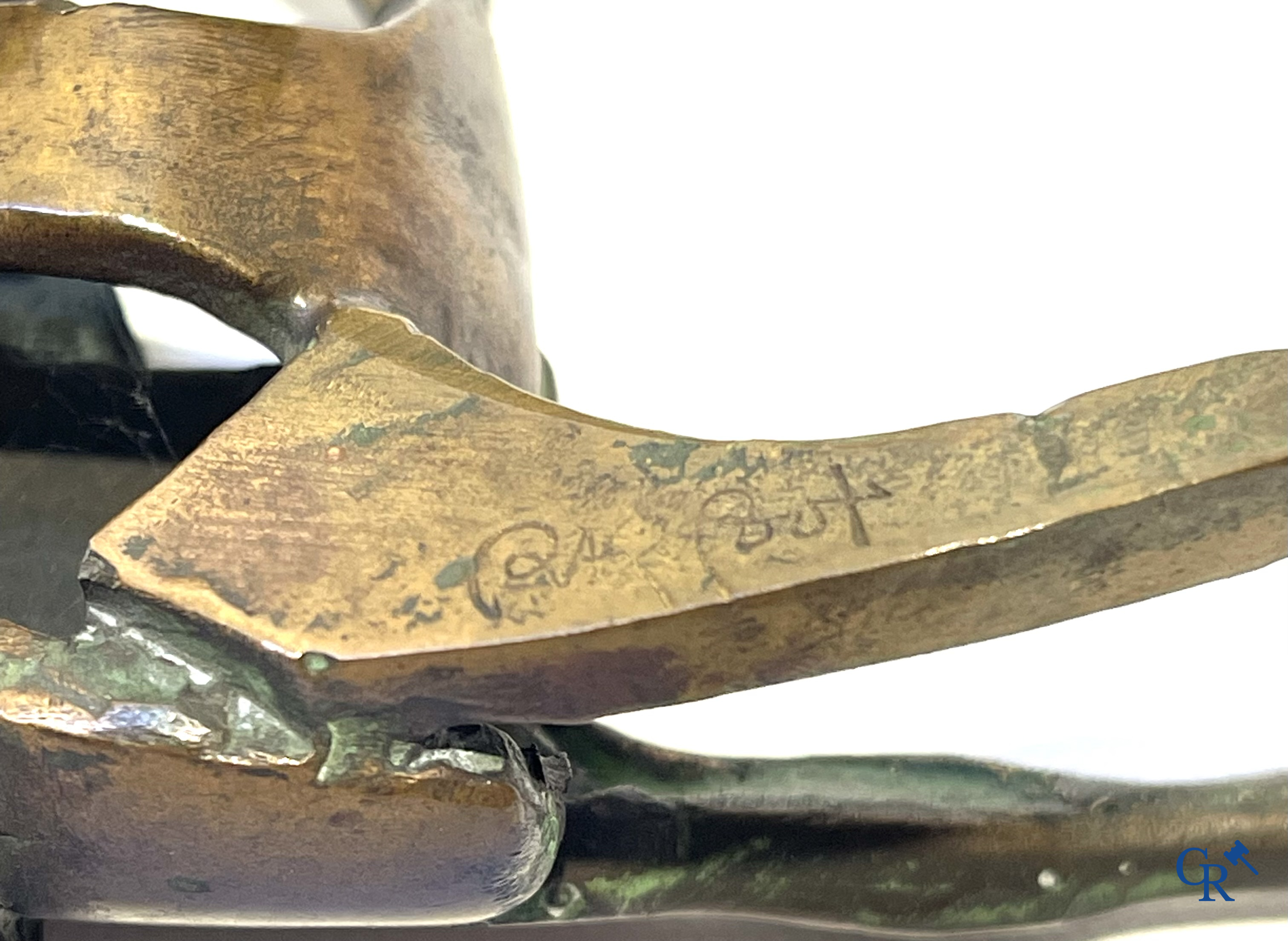 Rik Poot (1924-2007) Zittend paard. Een model van een zittend paard in brons. Gesigneerd Rik Poot en genummerd 26/60.