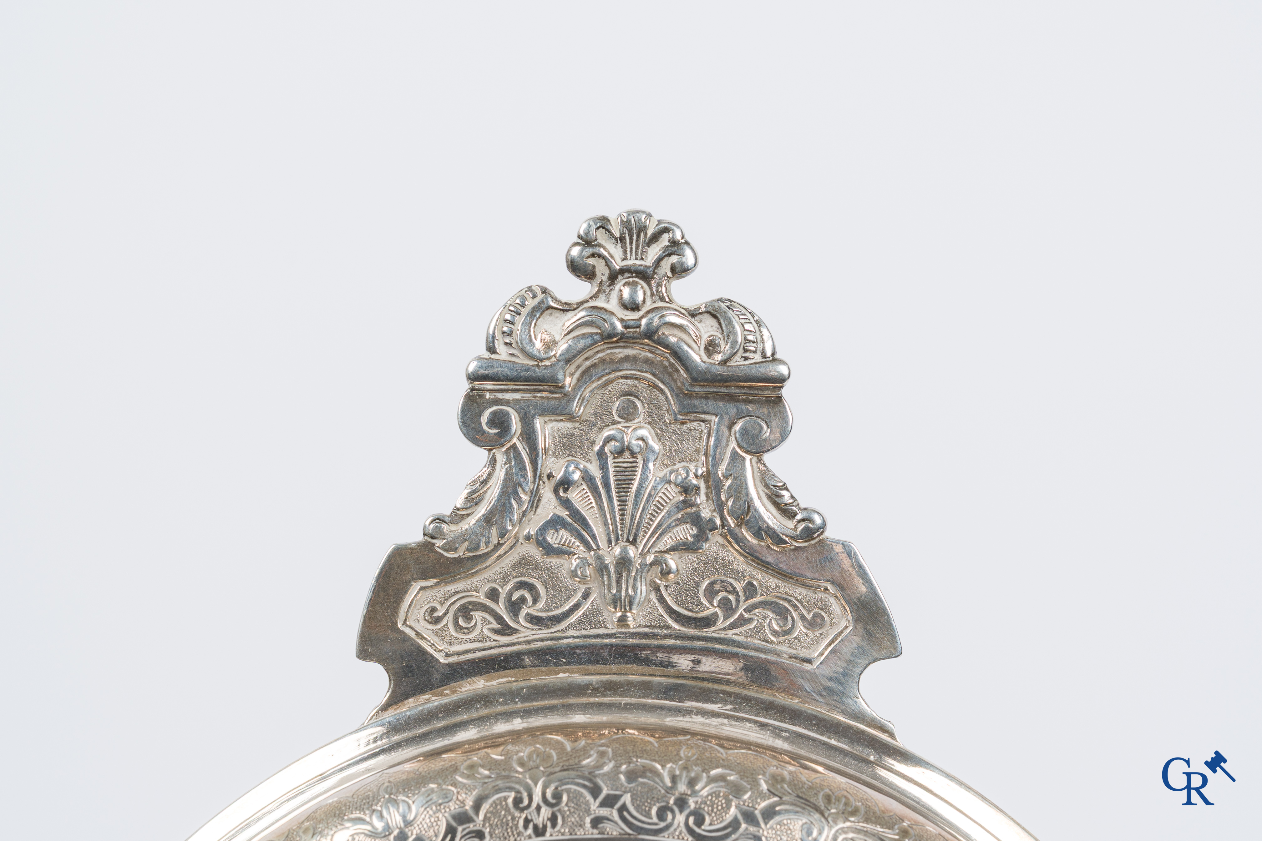 Zilver. Mechelen, 1ste helft 18e eeuw, circa 1720.  Ronde dekselschotel met 2 platte handvaten. Meestermerk met anker.