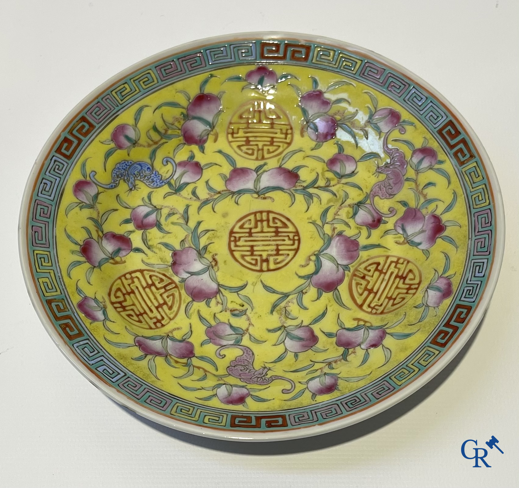 Aziatica. China. Een kavel met Canton porselein, een theepot en famille rose porselein met gele ondergrond.