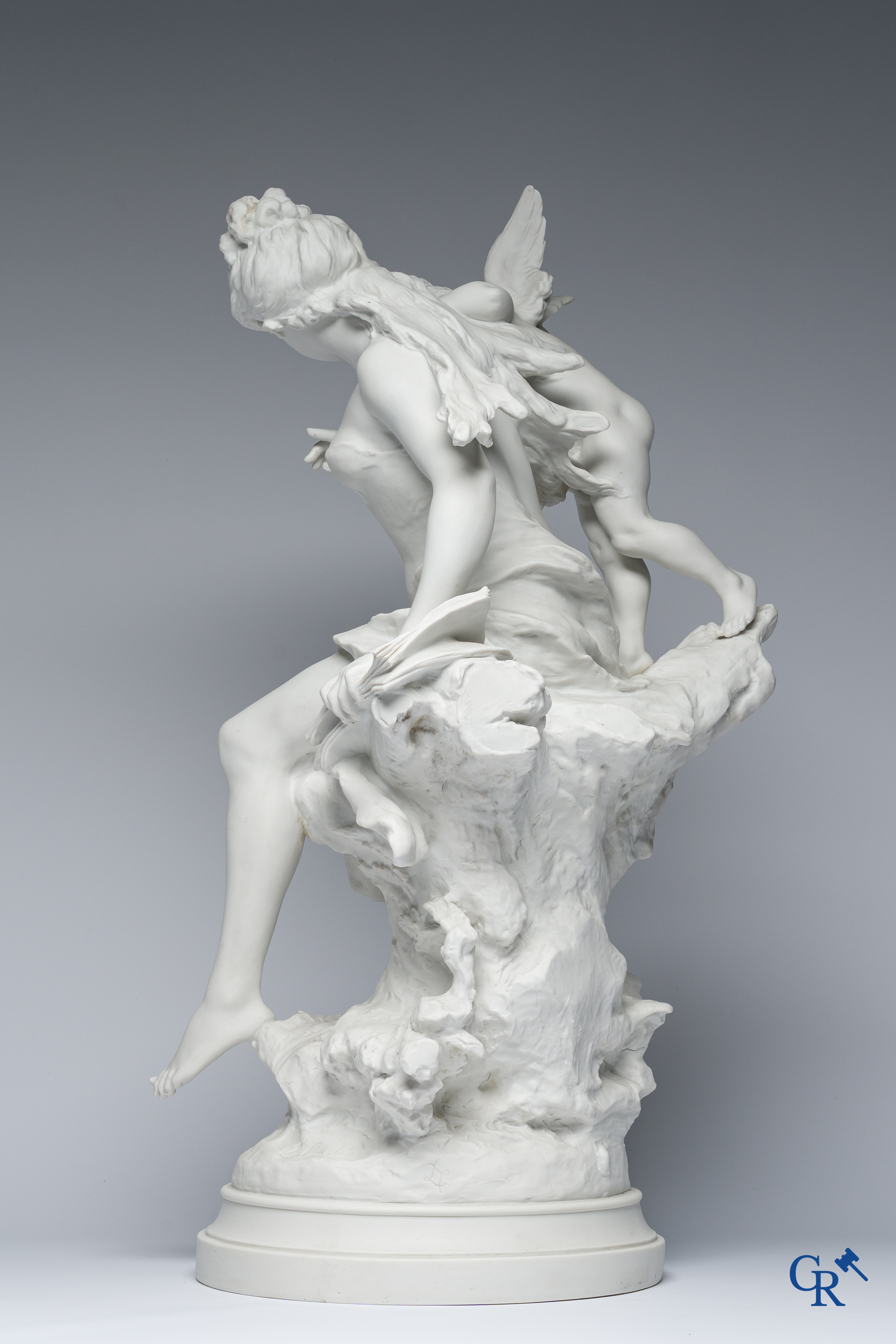 Louis Gossin (1846-1928) Grote groep in witte Sèvres biscuit. De kus van de engel. Gesigneerd L. Gossin en Sèvres merk.