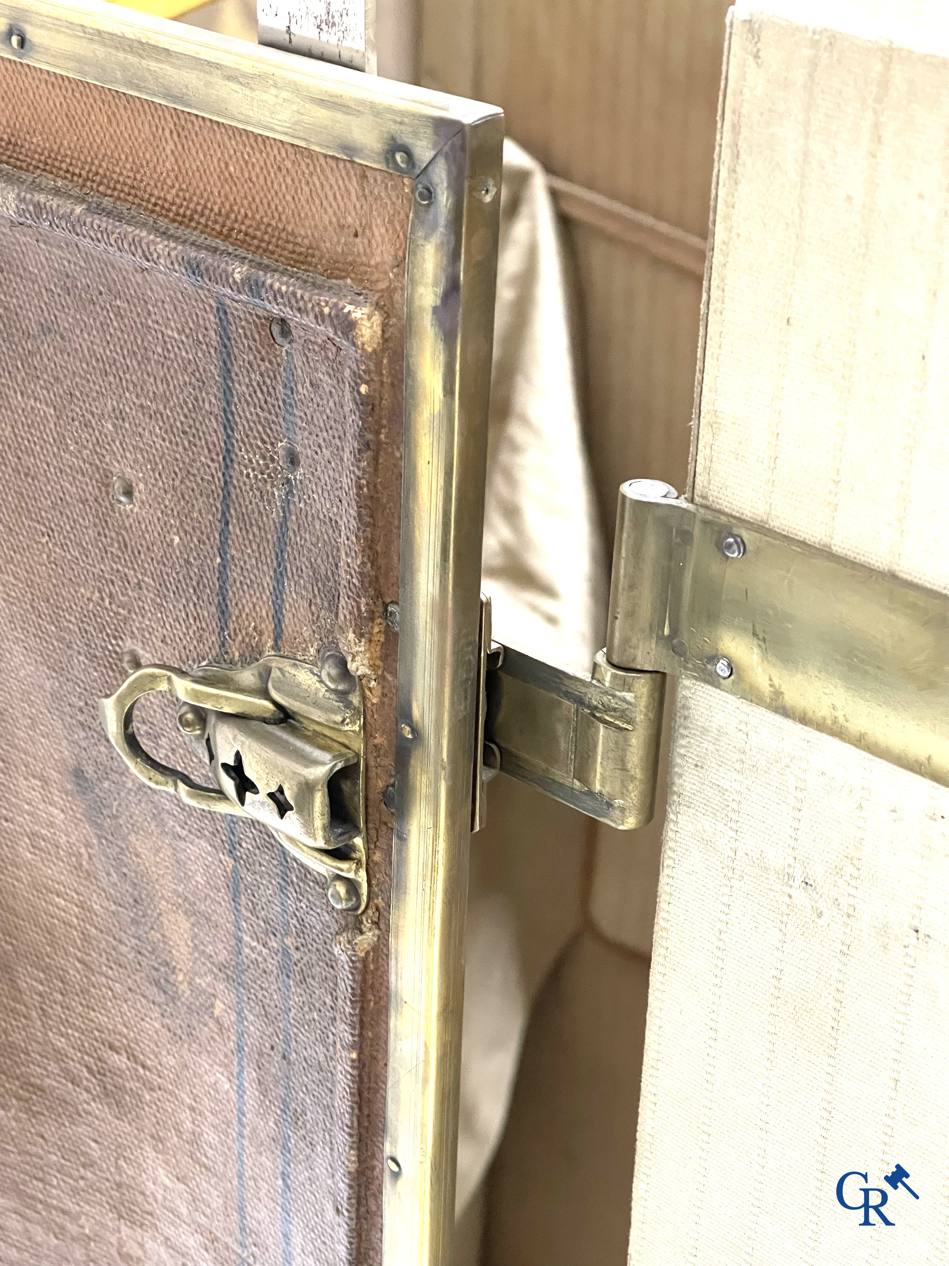 Antieke koffer. Buitengewone grote reiskoffer met dressing. Meerdere schuiven en opbergvakken. Circa 1900.