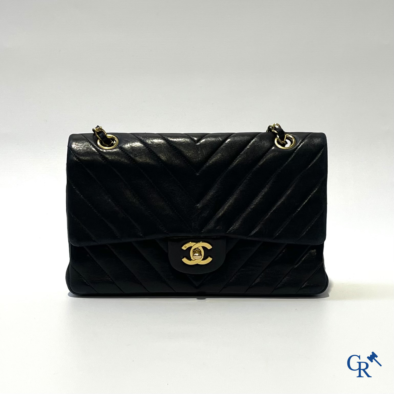 Chanel. Een lederen handtas met gevlochten ketting.