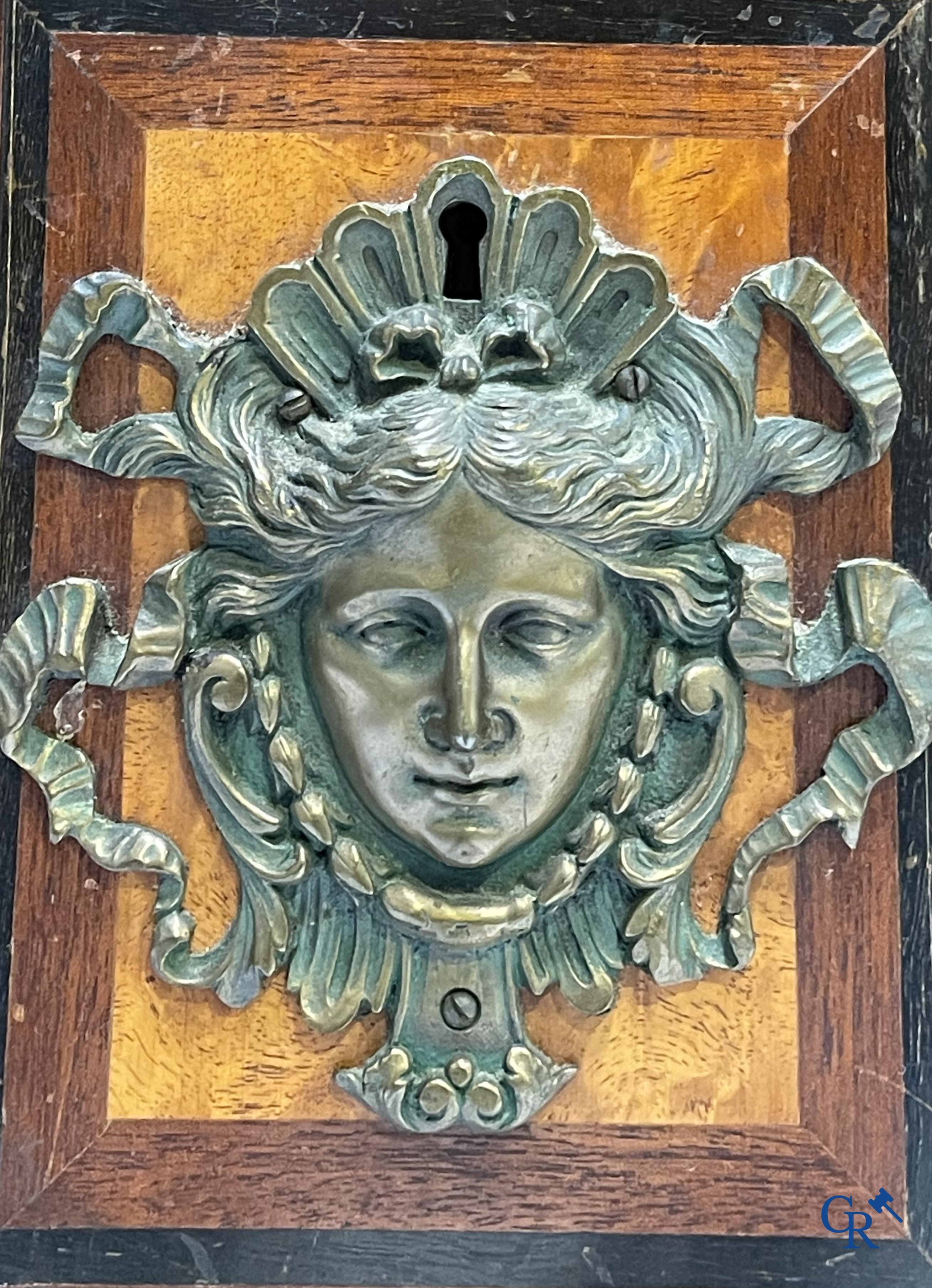 Uitzonderlijke commode Mazarine in marquetterie en brons. Plateau in Italiaanse Sienna marmer. LXIV-stijl.