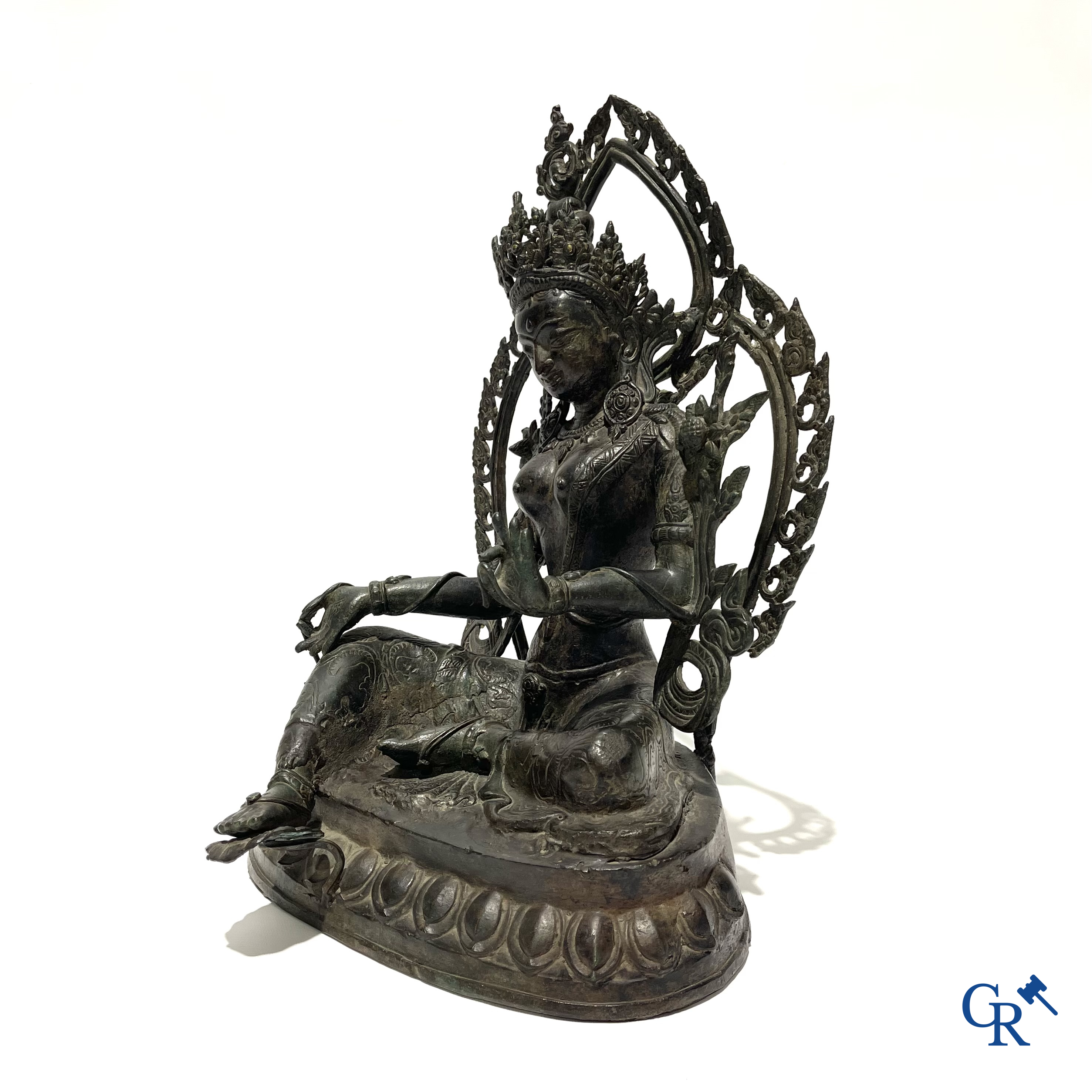 Aziatica, Een bronzen voorstelling van Syamatara. Resten van vergulding. Tibet, 19e eeuw.