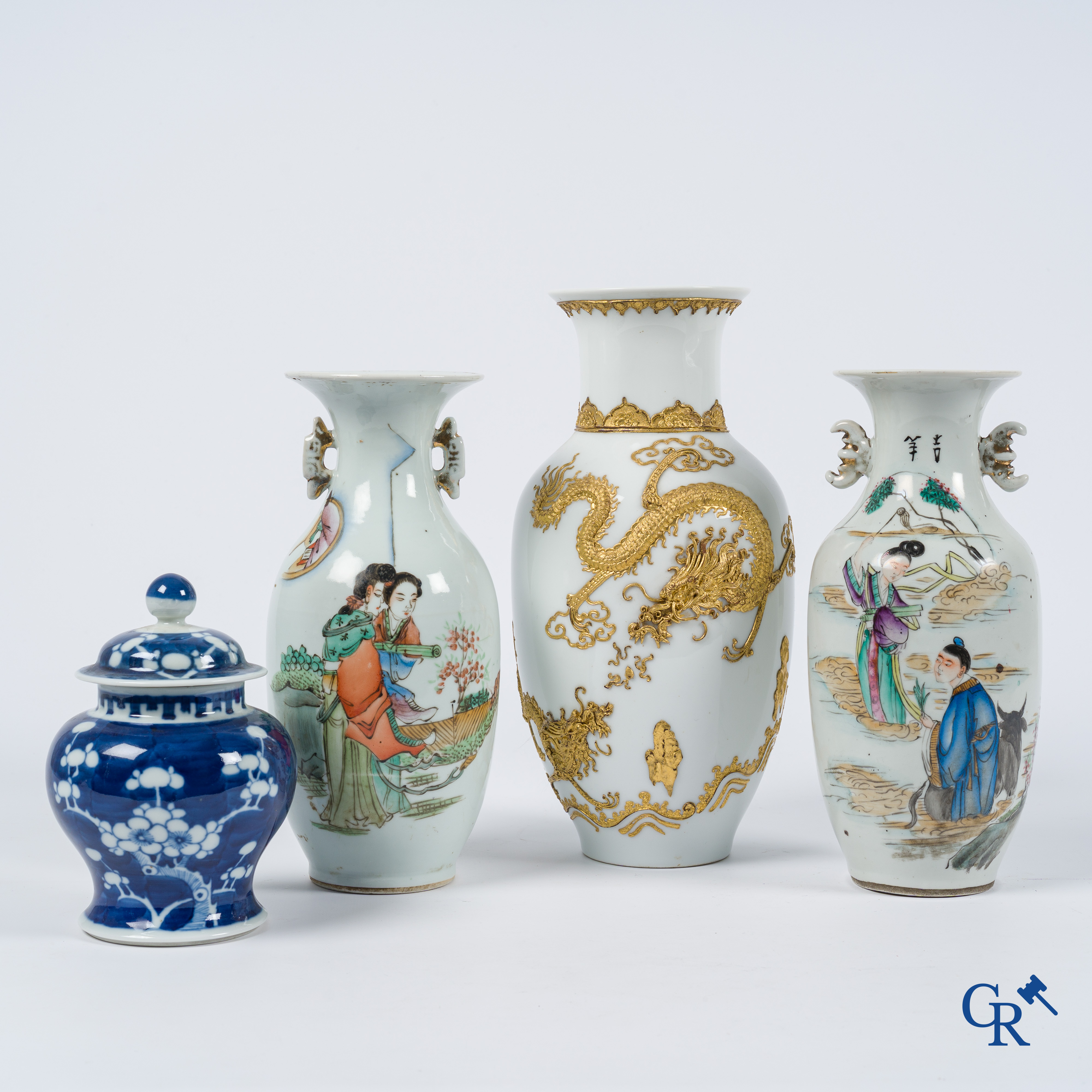 Aziatica. Chinees porselein. Een kavel van 4 Chinese porseleinen vaasjes. 19e-20ste eeuw.