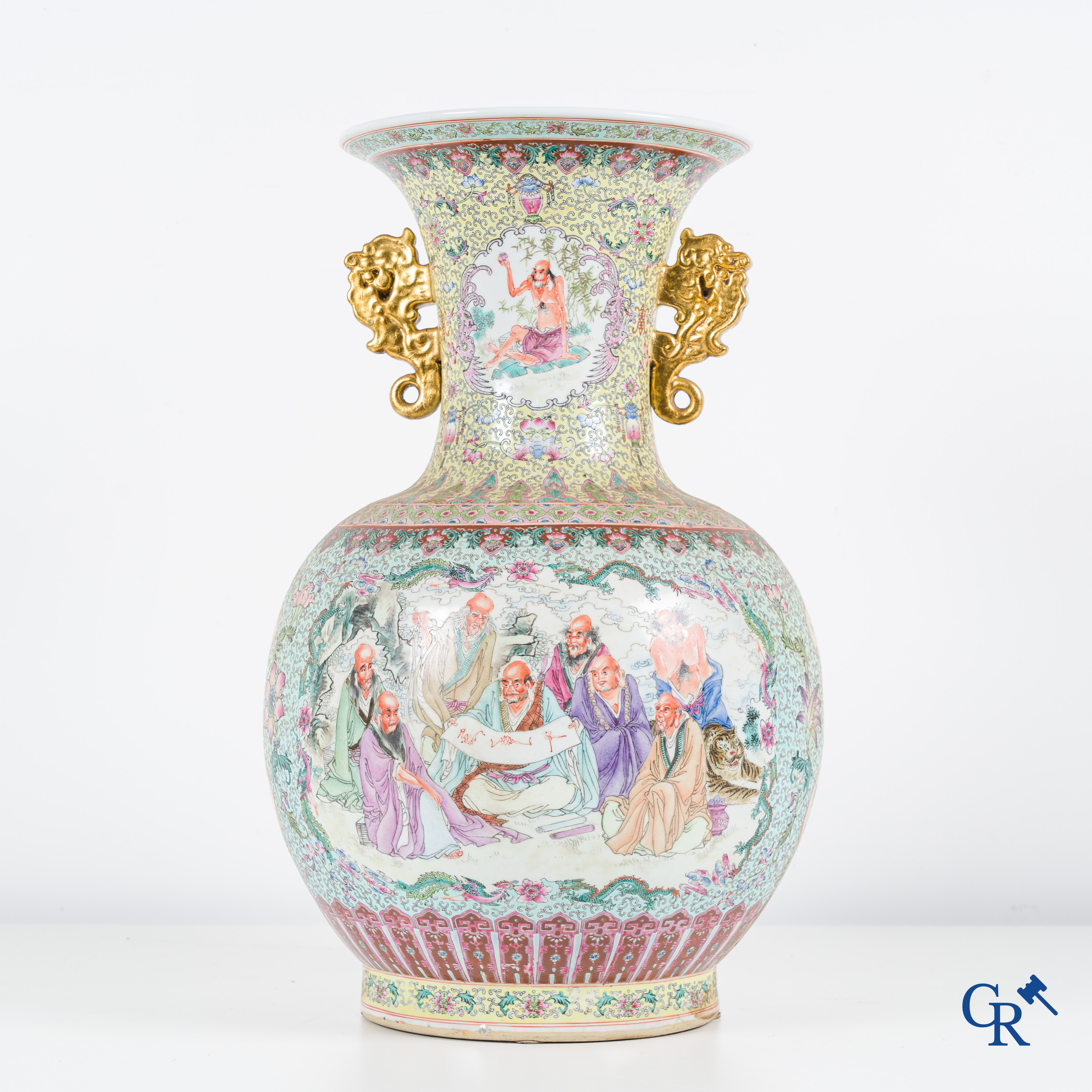 Aziatica, een Chinese famille rose bolvaas met geletterden. 20ste eeuw.