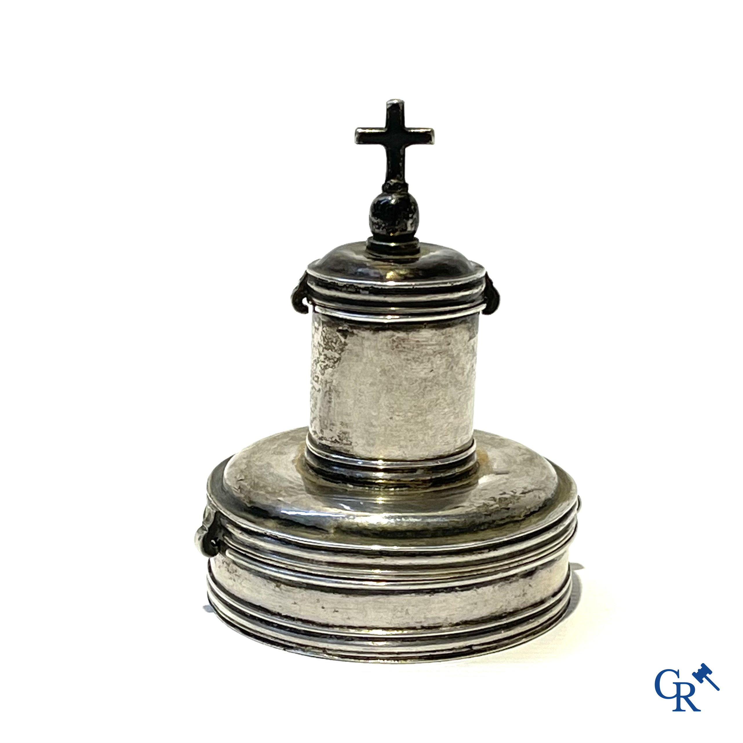 Religieuze objecten. Zilveren chrismatorium met pyxis. Antwerpen 17e eeuw.