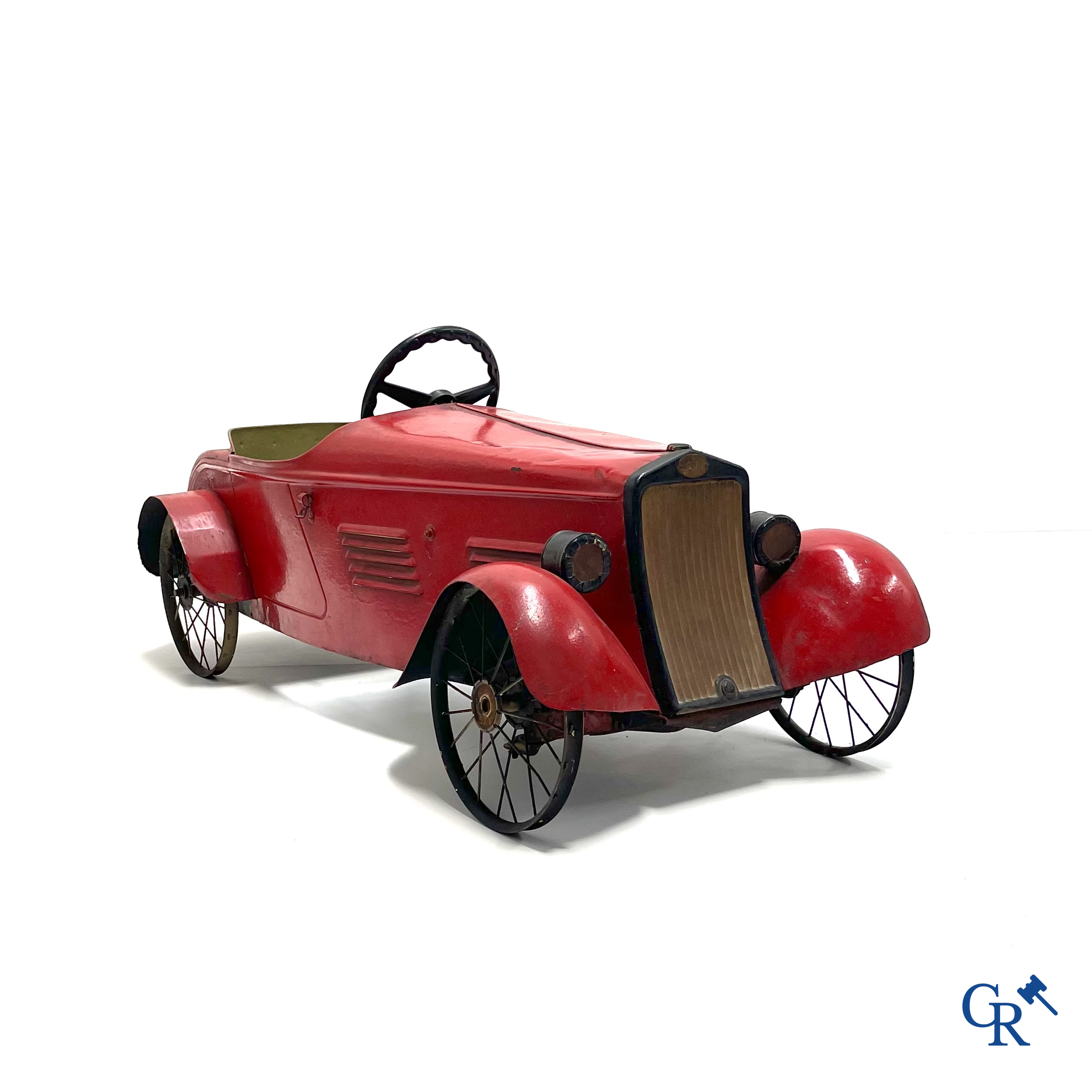 Eureka, model Delage. Luxe uitvoering met spaakwielen, verlichtingssysteem en opendraaiend kofferdeksel. Circa 1930.