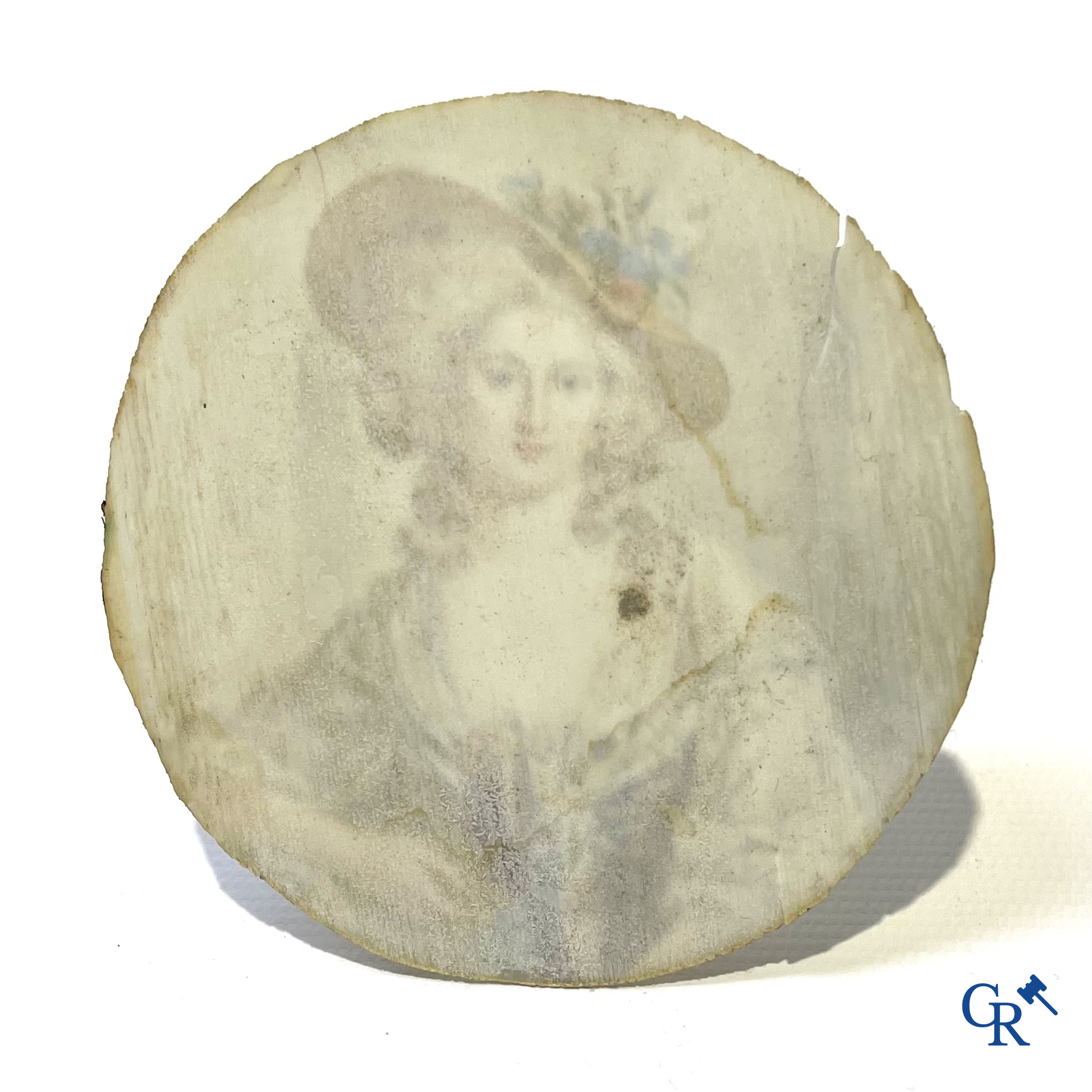 Lebrun, 19e eeuw. Schilder van miniaturen. Portret van een jonge vrouw met een hoed versierd met bloemen.