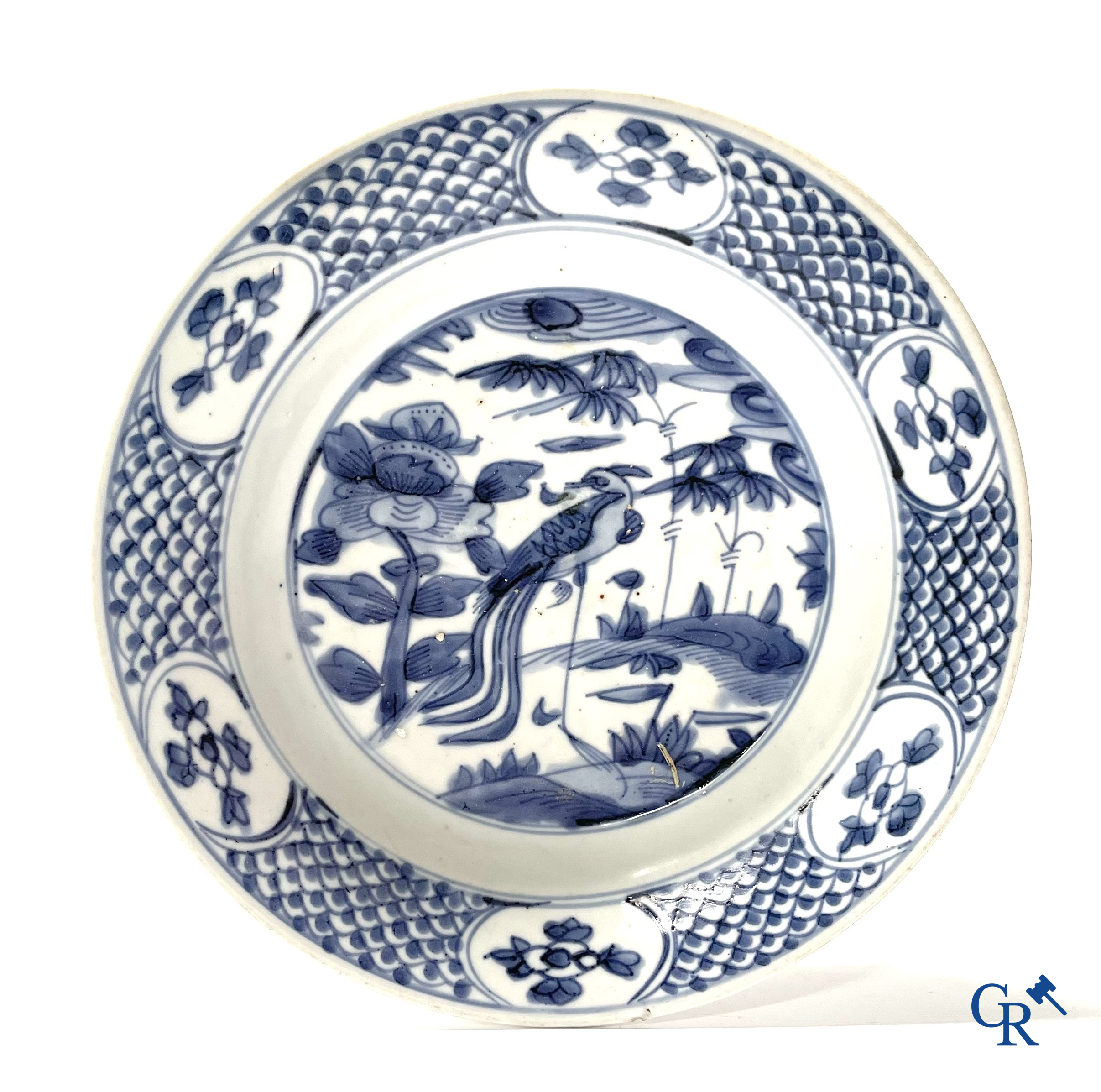 Aziatica, Een paar grote Swatow Chinese blauw-witte schotels versierd met een pauw. Ming Dynastie. Eind XVIe eeuw.