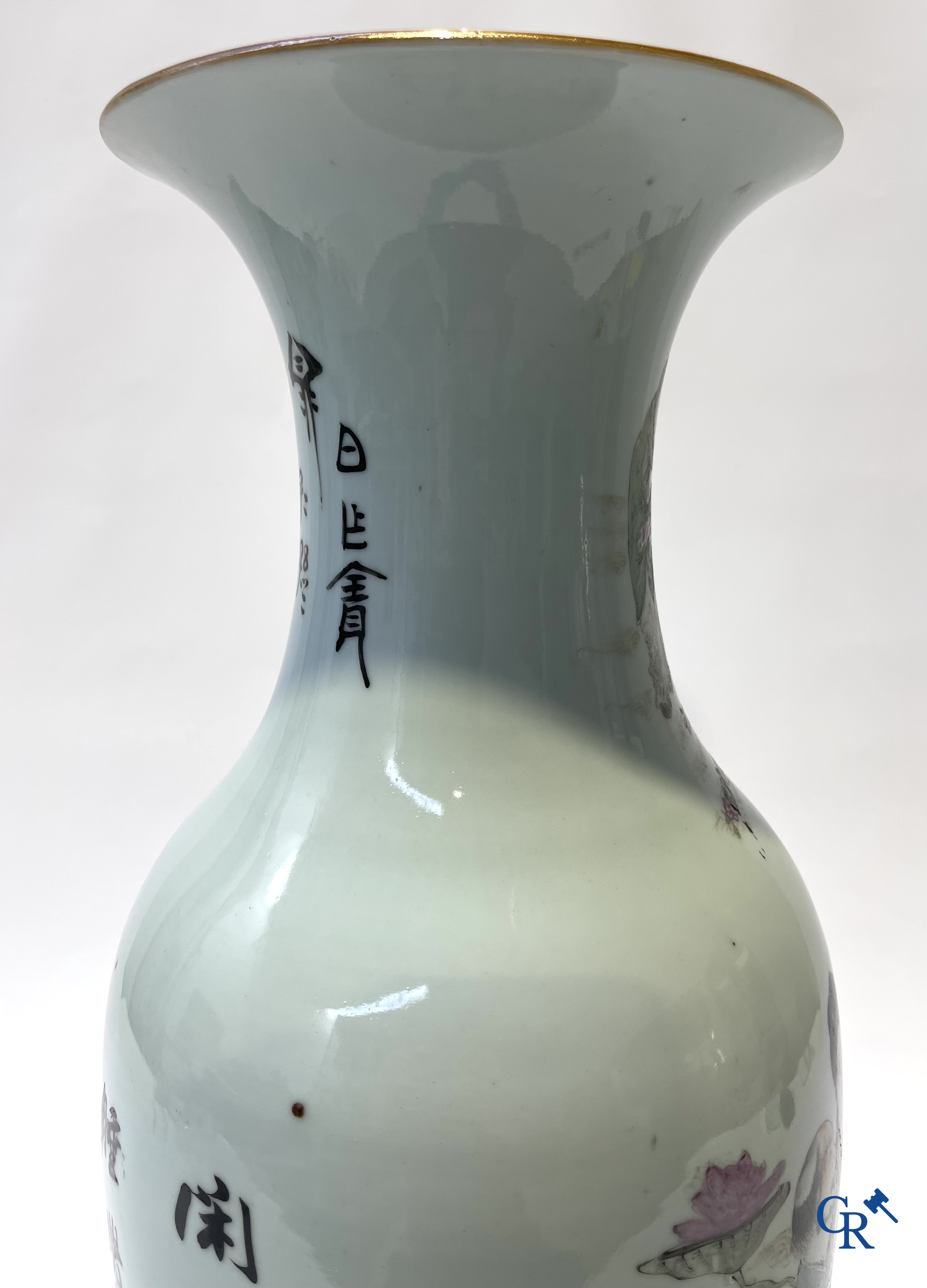 Aziatica. Chinese qianjiang cai vaas in porselein met onsterfelijken en kalligrafie. Gesigneerd. 19e-20ste eeuw.
