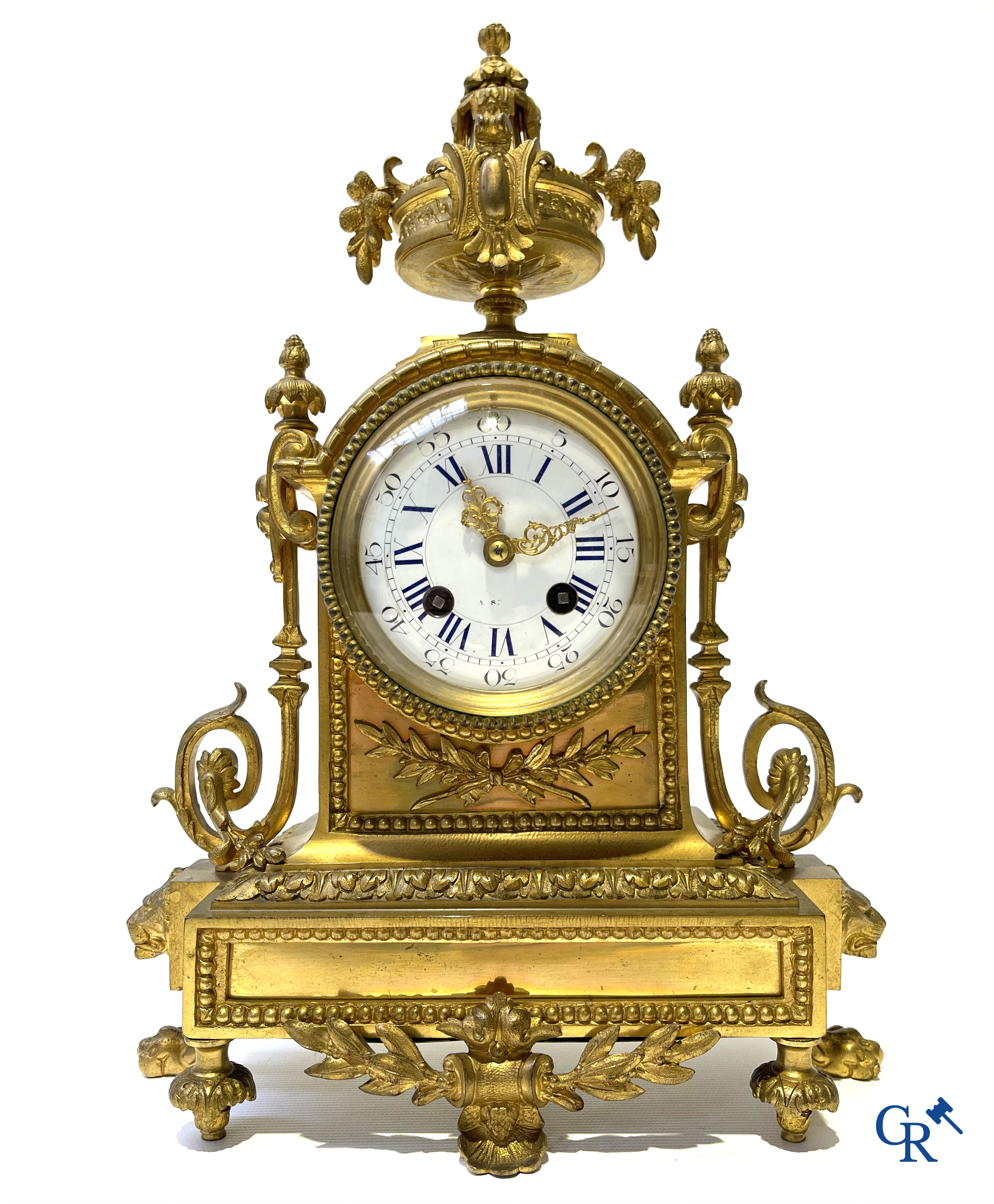 Een 3-delig klokstel in verguld brons. LXVI-stijl. Circa 1900.