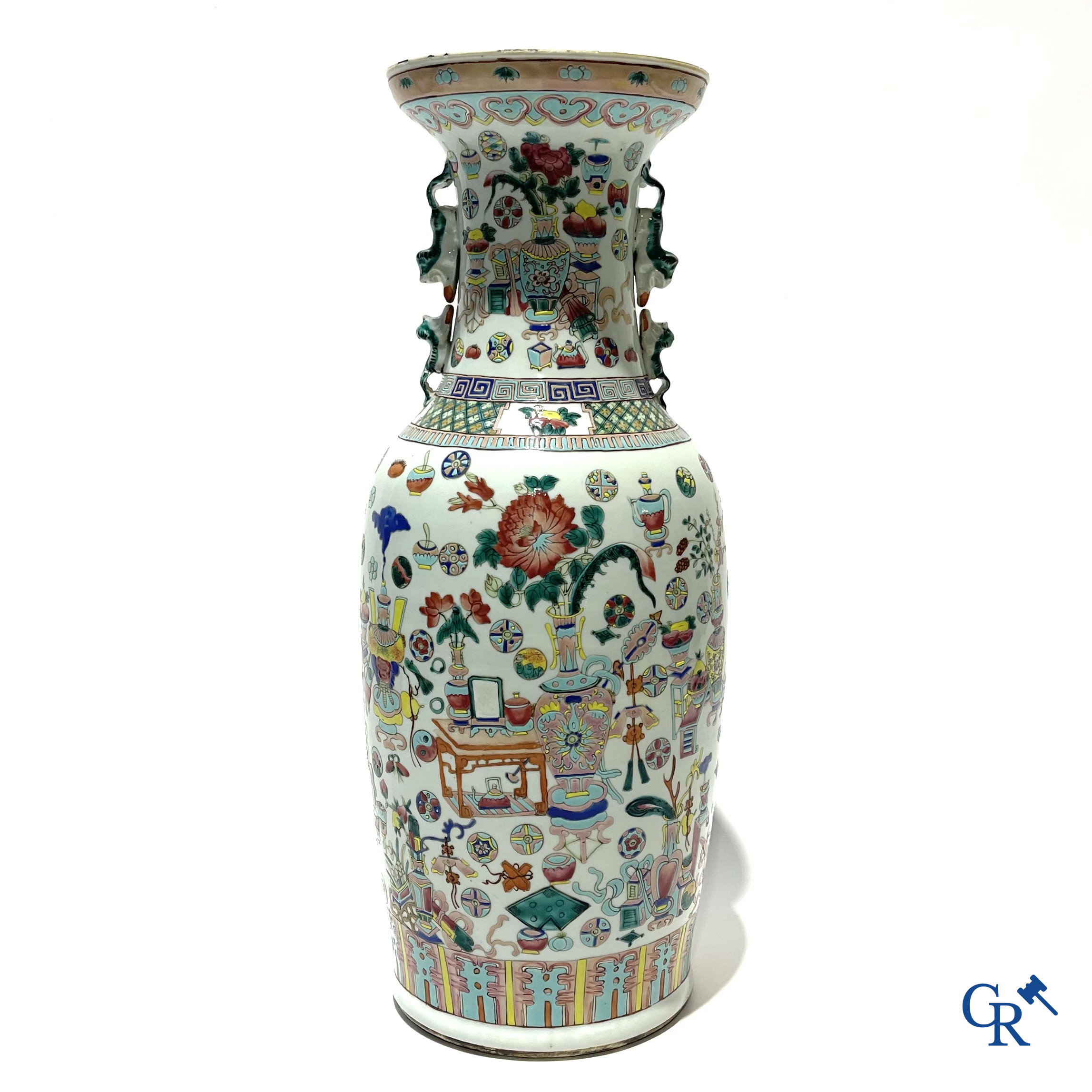 Aziatica. Chinees porselein. Een grote Chinese vaas met honderd antiquiteiten decor. 19de eeuw.