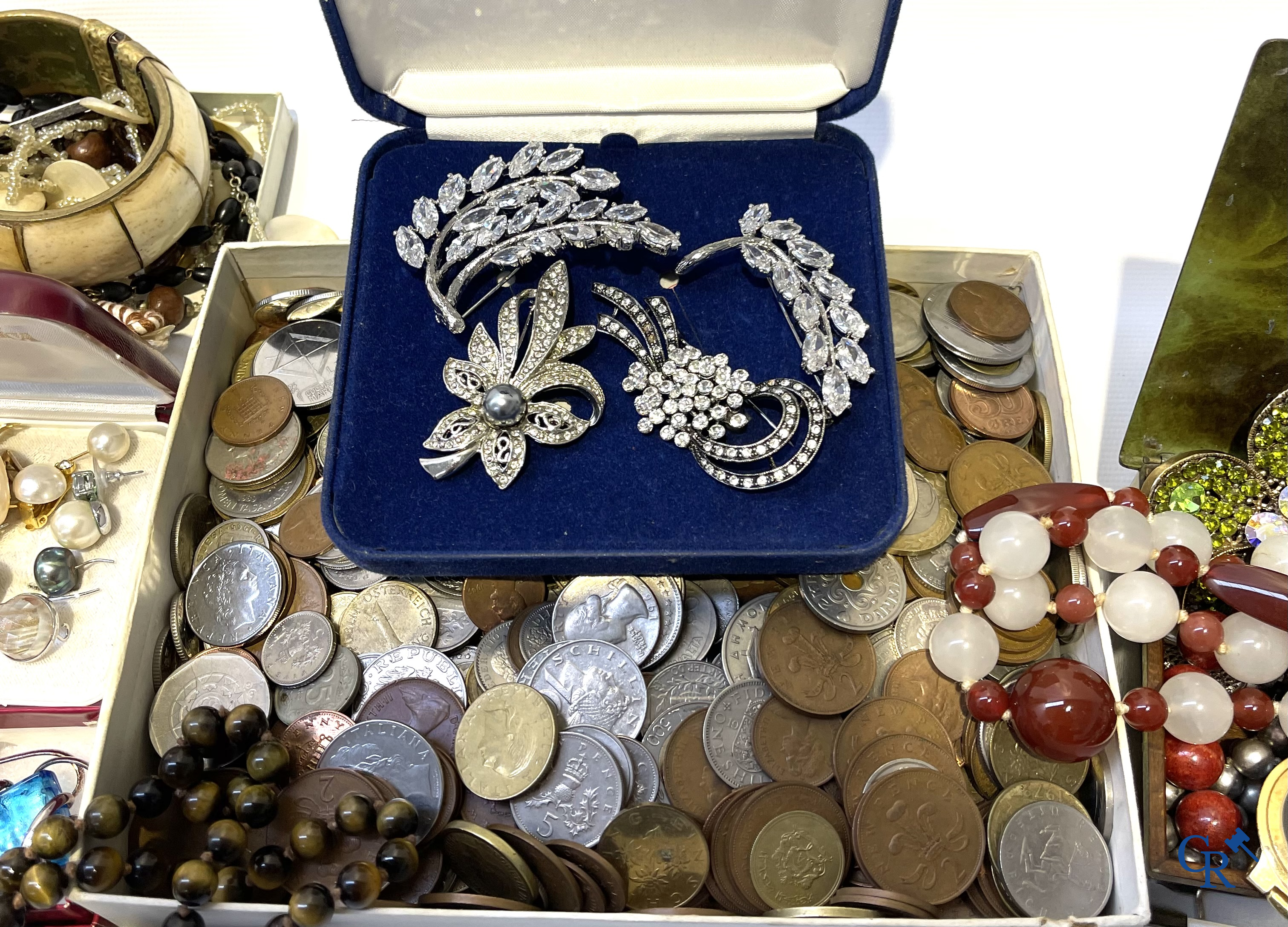 Groot lot fantasie juwelen, horloges en diverse munten.