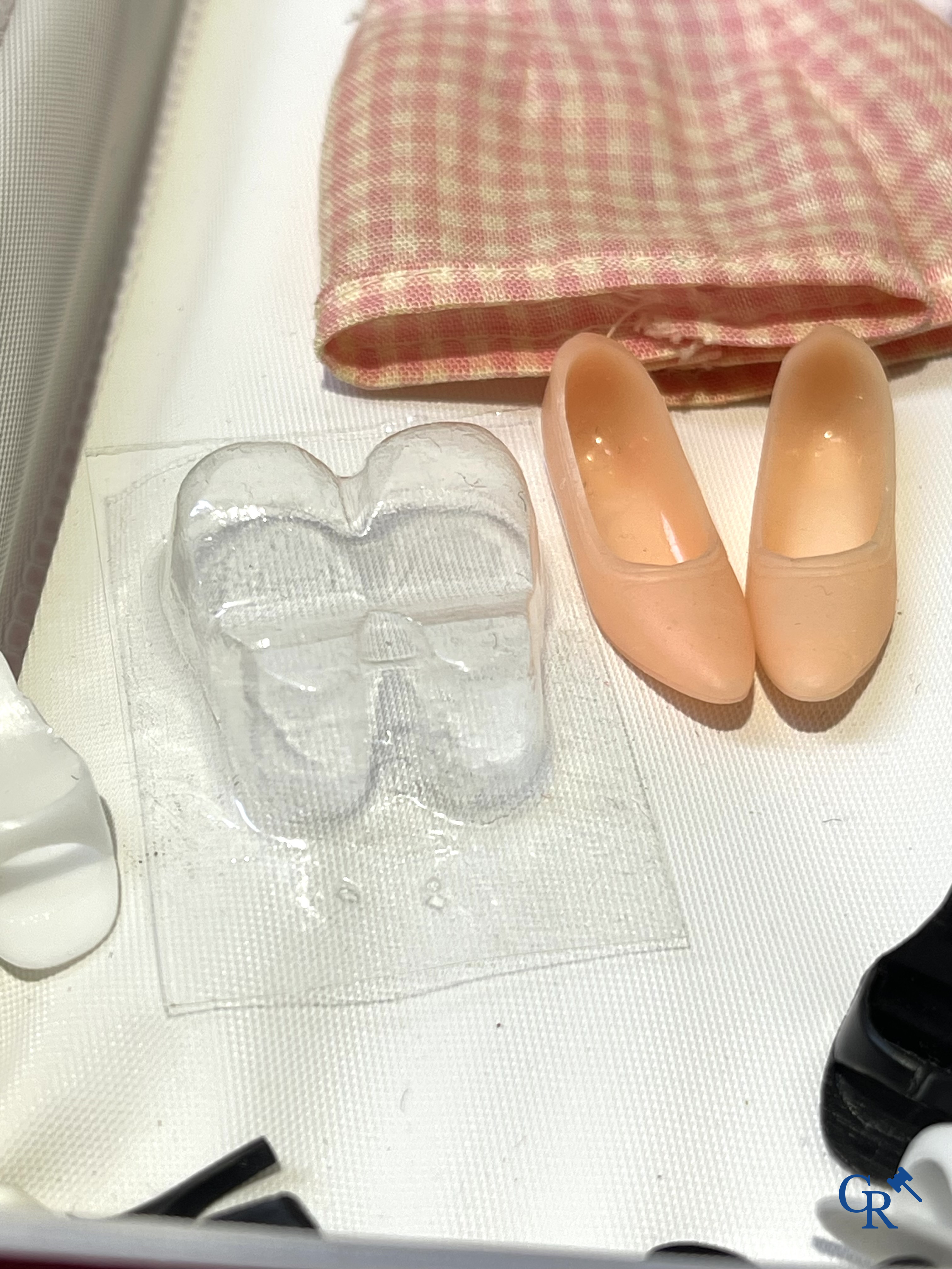 Old Toys. Mattel, a great lot of dolls and attributes. Barbie, Ricky, Skipper, Ken etc. 1960's and later.