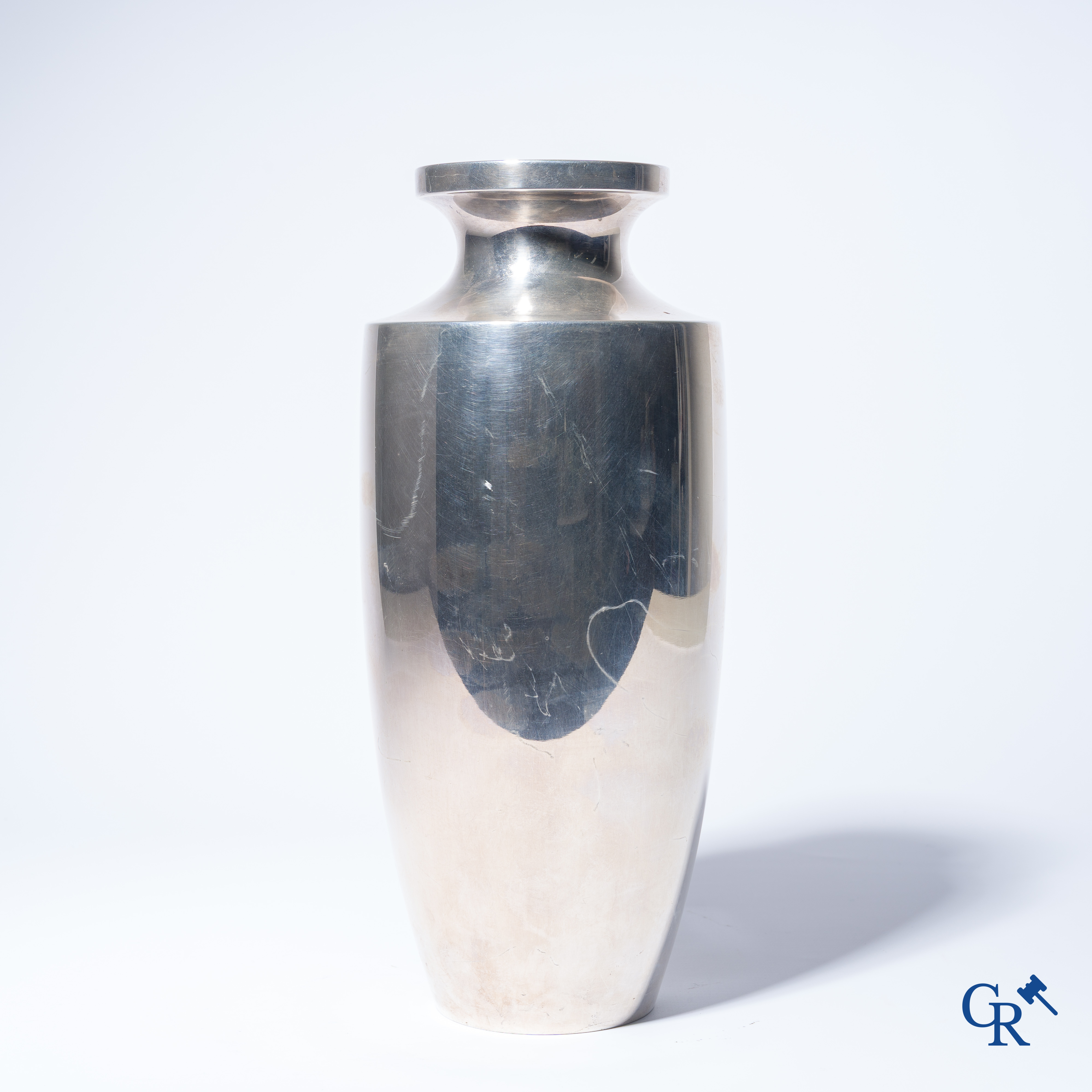 Aziatica. Japanse keizerlijke vaas in zilver gedecoreerd met een gouden floraal medaillon, Kiku Mon. 20ste eeuw.