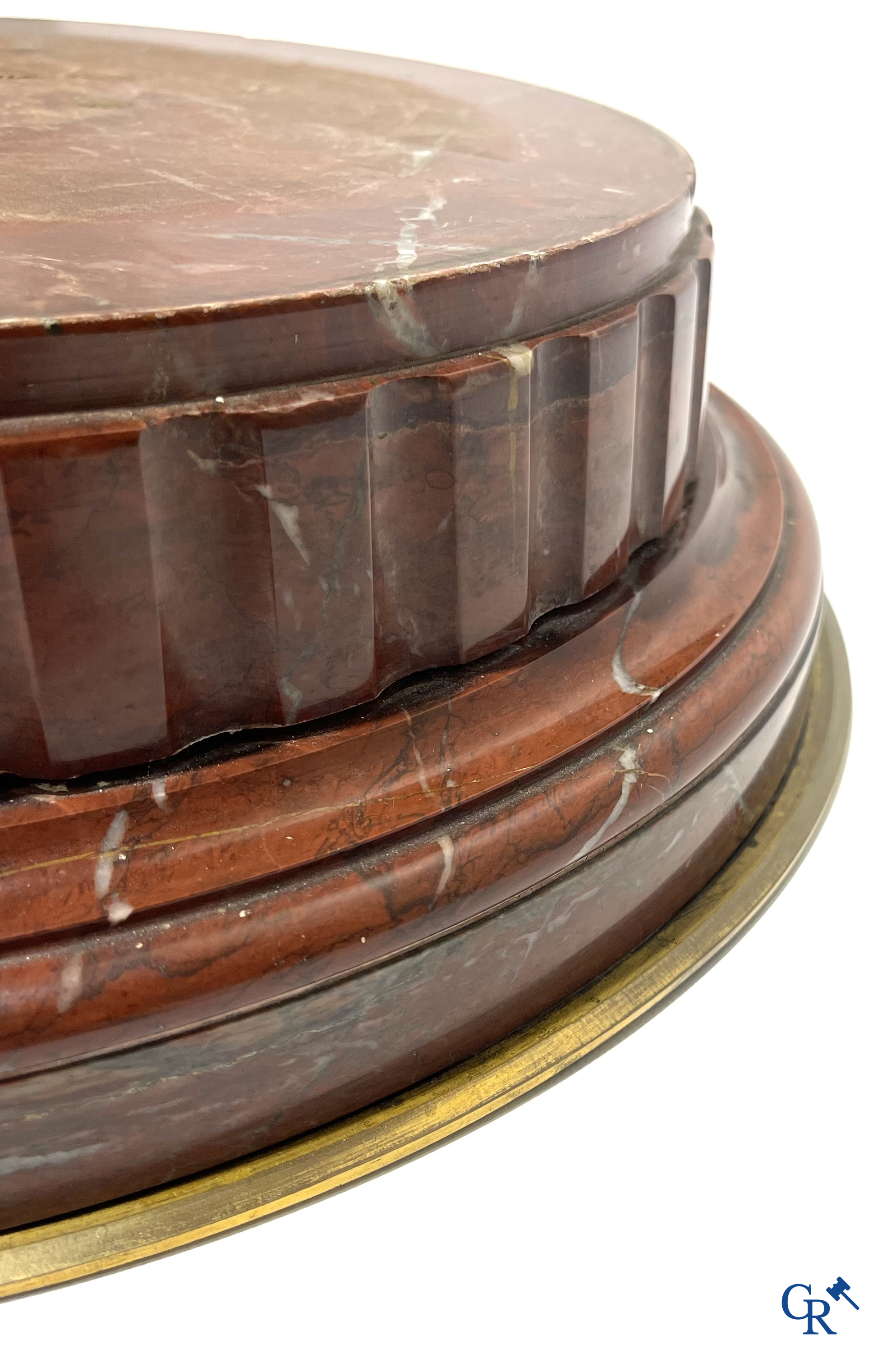 Een sokkel in rood geaderde en gesculpteerde Belgische marmer "Rouge Griotte" met bronzen omranding. Circa 1900.