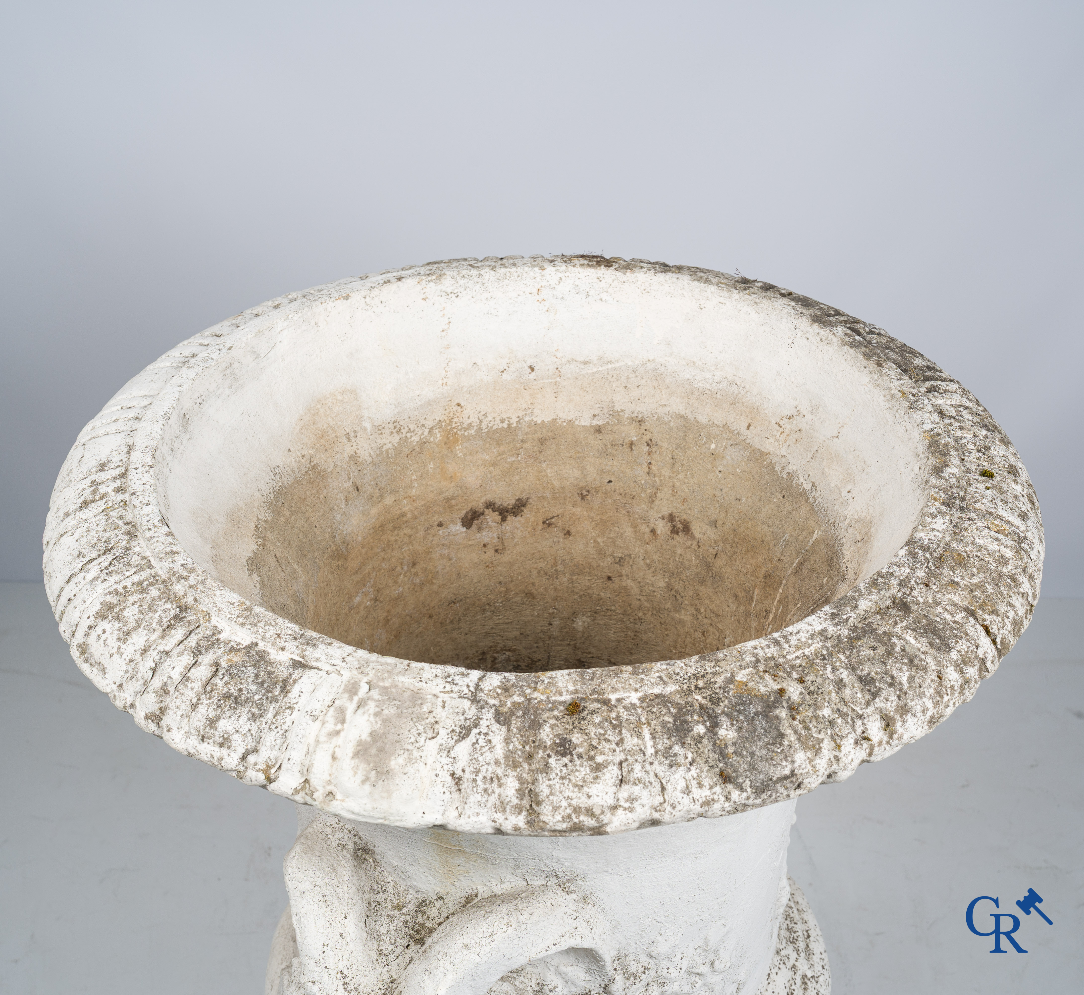 Garden decoration, an imposing garden vase in concrete with sater heads . Old patina, 19th century.