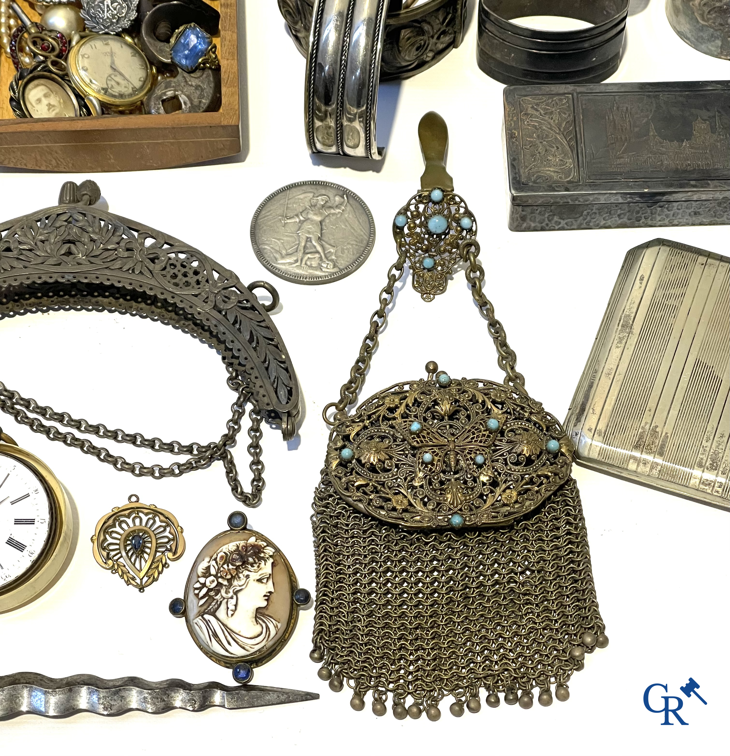 Groot lot verzamelobjecten, zakhorloge, fantasiejuwelen en andere. Meerdere in zilver.