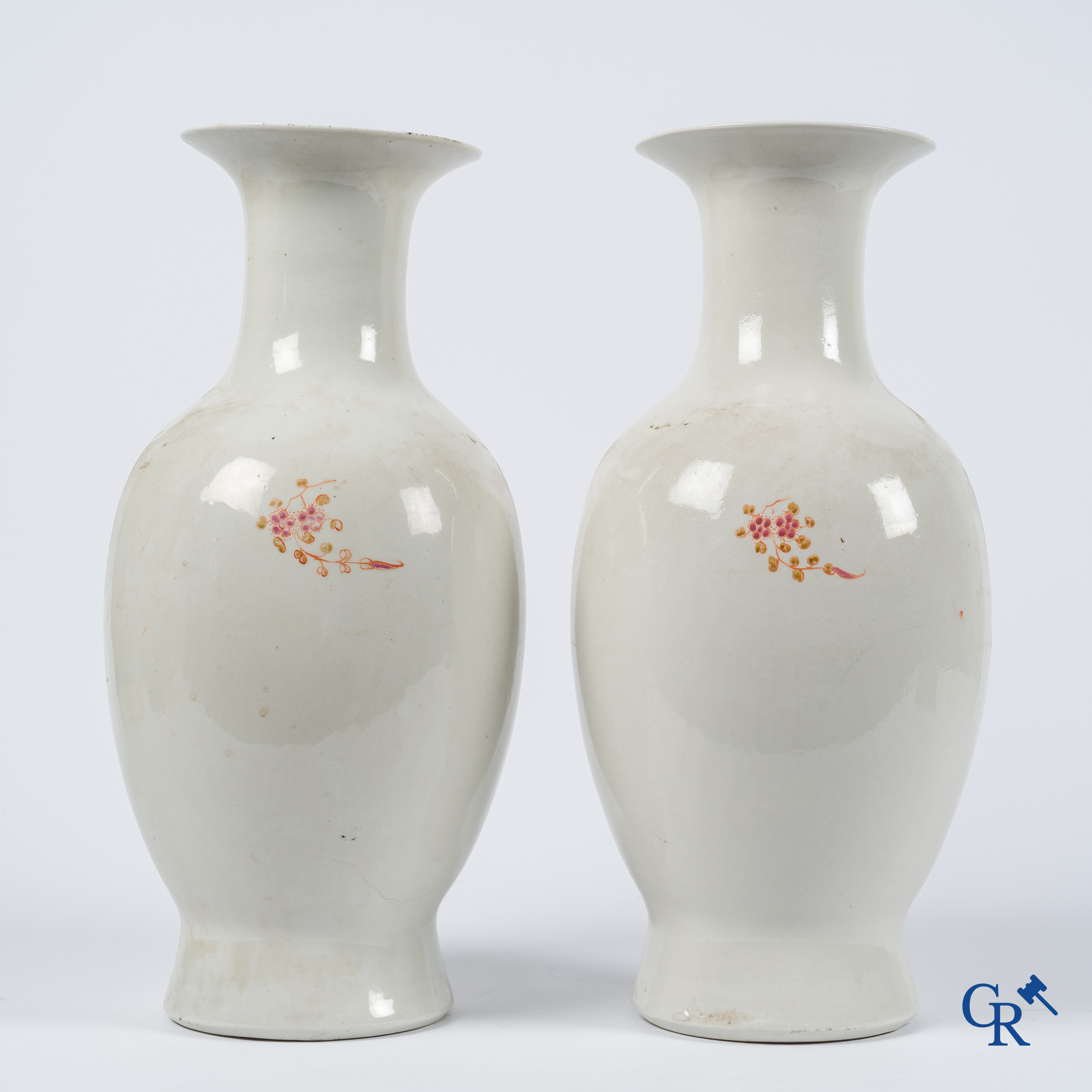 Aziatica. Chinees porselein. 2 Chinese vazen met famille rose decor. Gemerkt. 20ste eeuw.