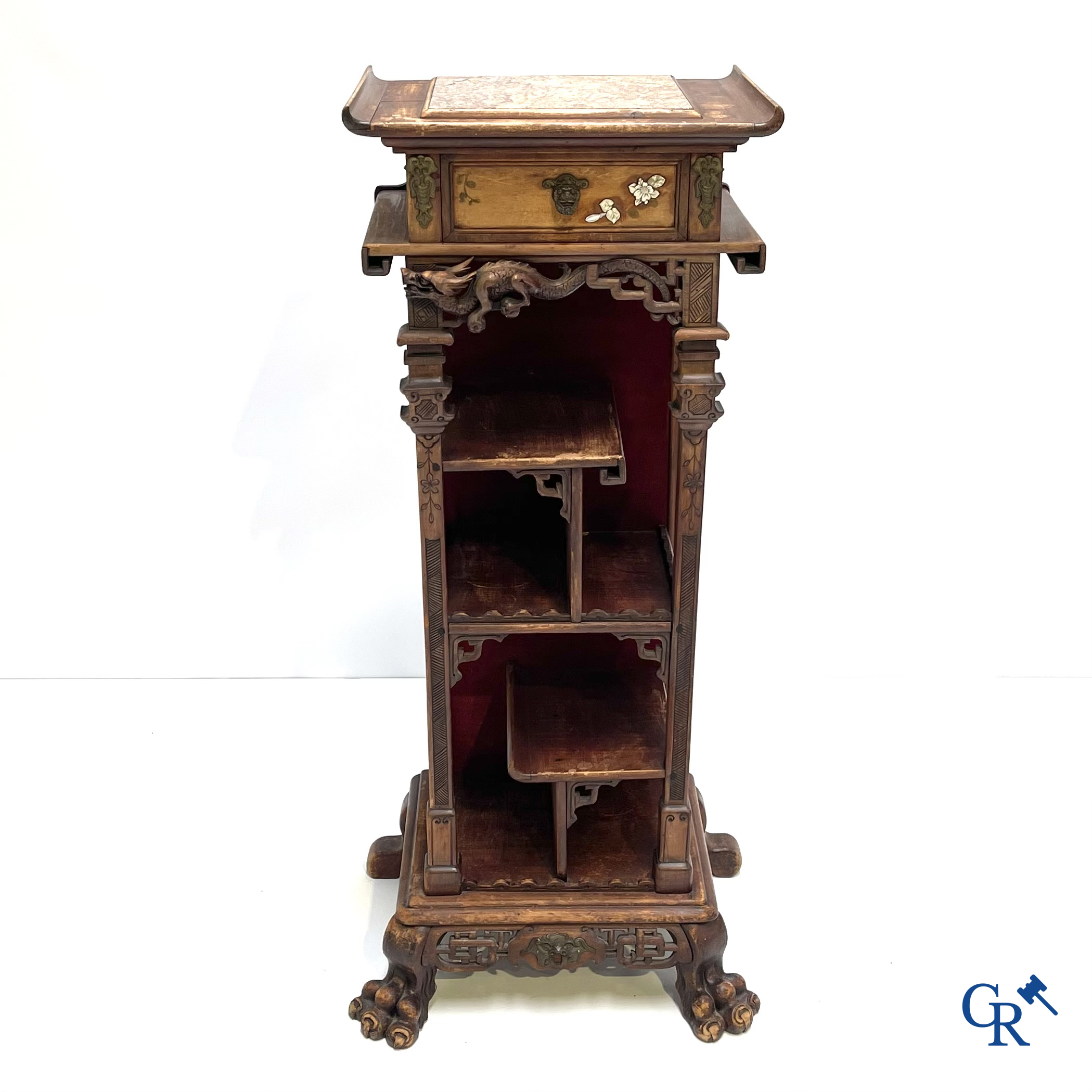 Een piëdestal in Japoniserende stijl met bronsbeslag en inlegwerk. Frans werk toegeschreven aan Viardot. Circa 1890.