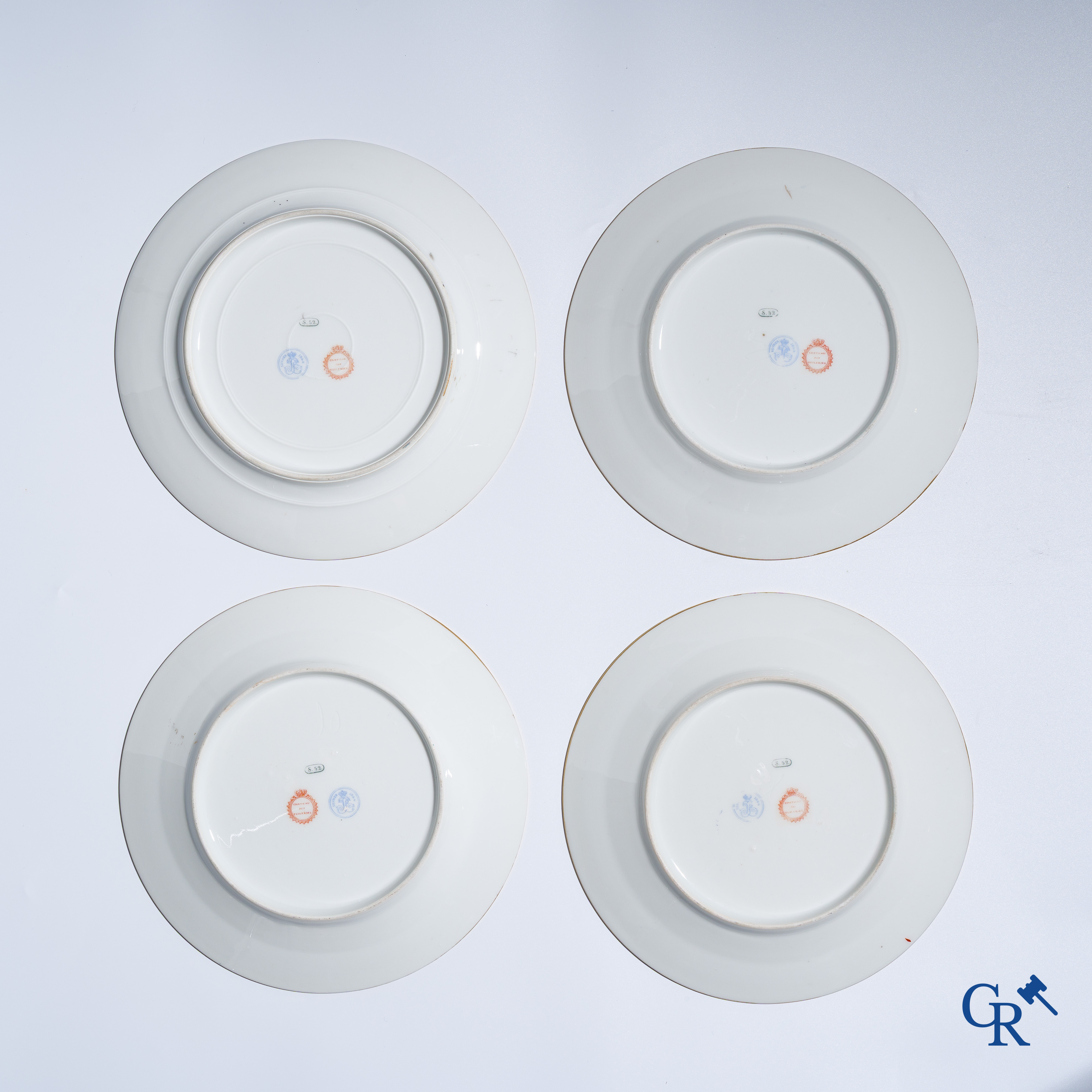 Sèvres. Château des Tuileries. Uitzonderlijke reeks van 12 borden in Sèvres porselein. Napoleon III periode.