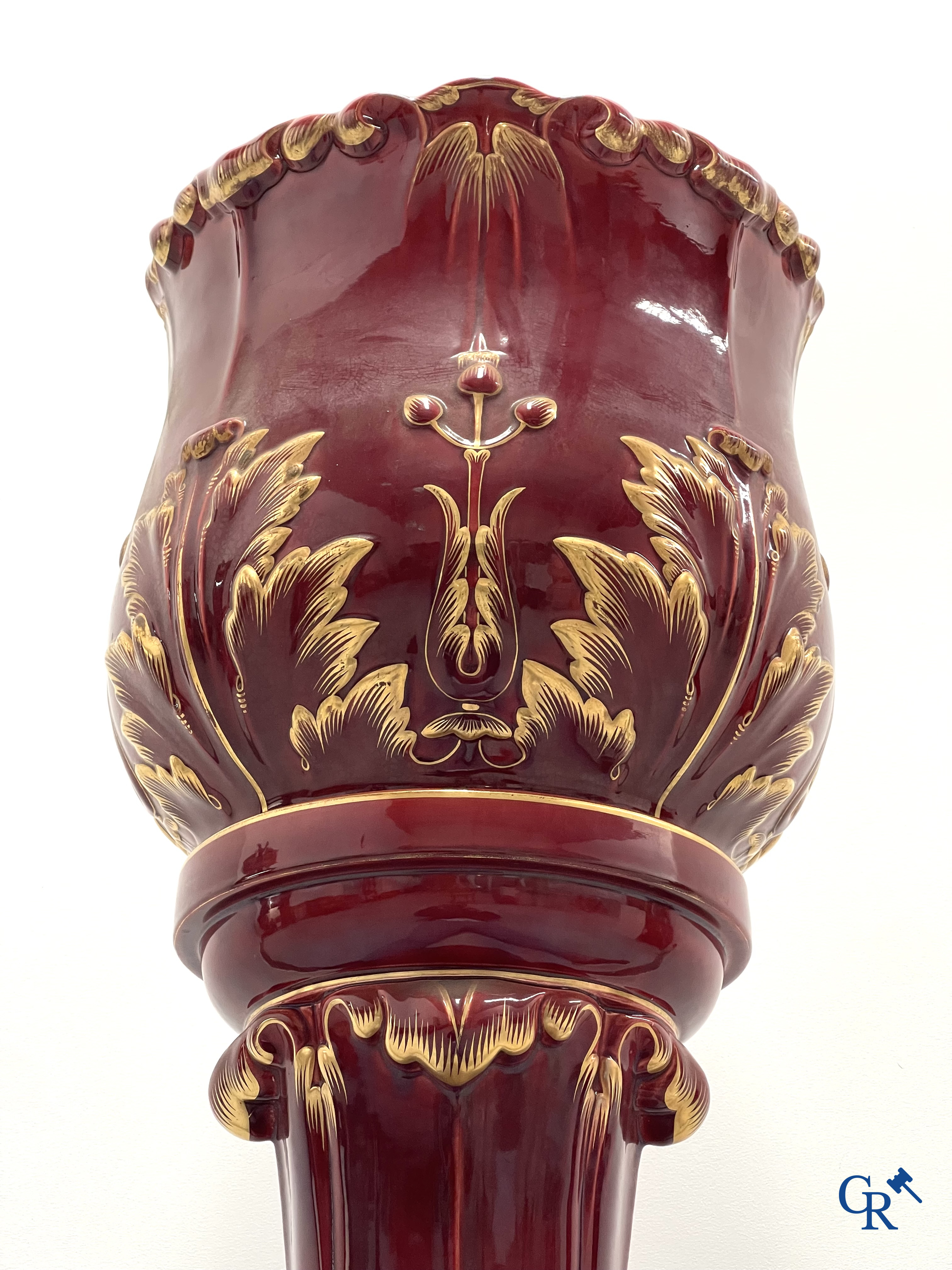 Art Nouveau, Sarreguemines. Een cache pot in geëmailleerde faience of barbotine op bijhorende staander. Circa 1910.