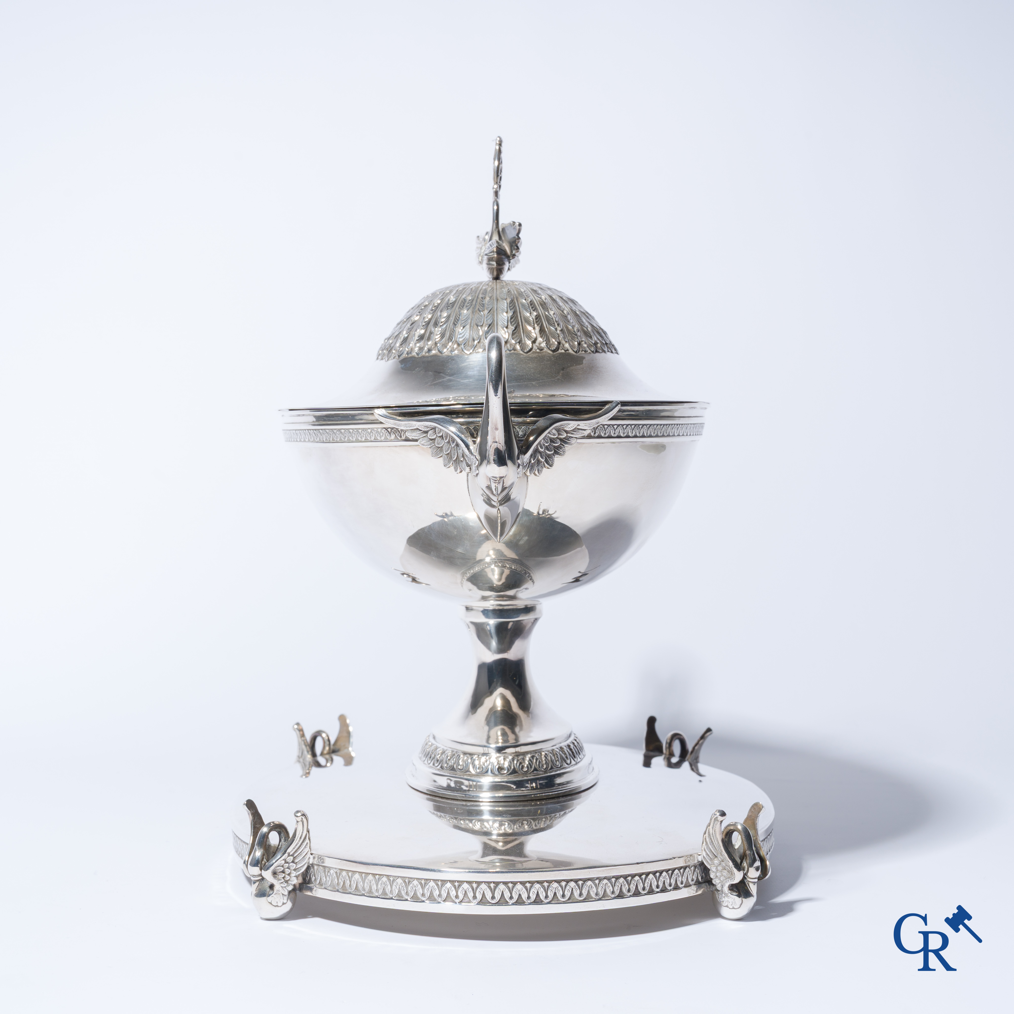 Zilver. Uitzonderlijk tafelmiddenstuk met zwanen in zilver 915°/00. Empire stijl.