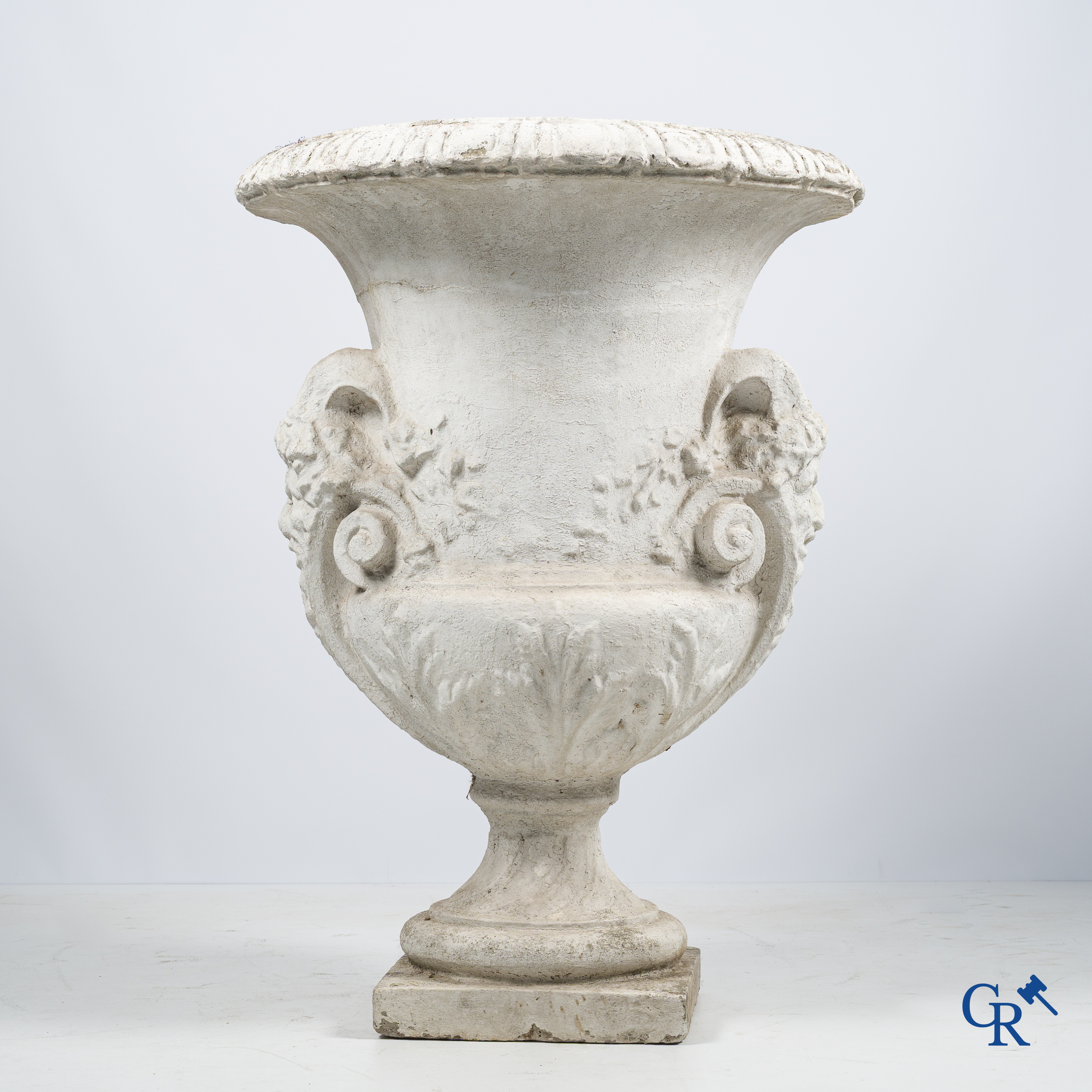 Garden decoration, an imposing garden vase in concrete with sater heads . Old patina, 19th century.