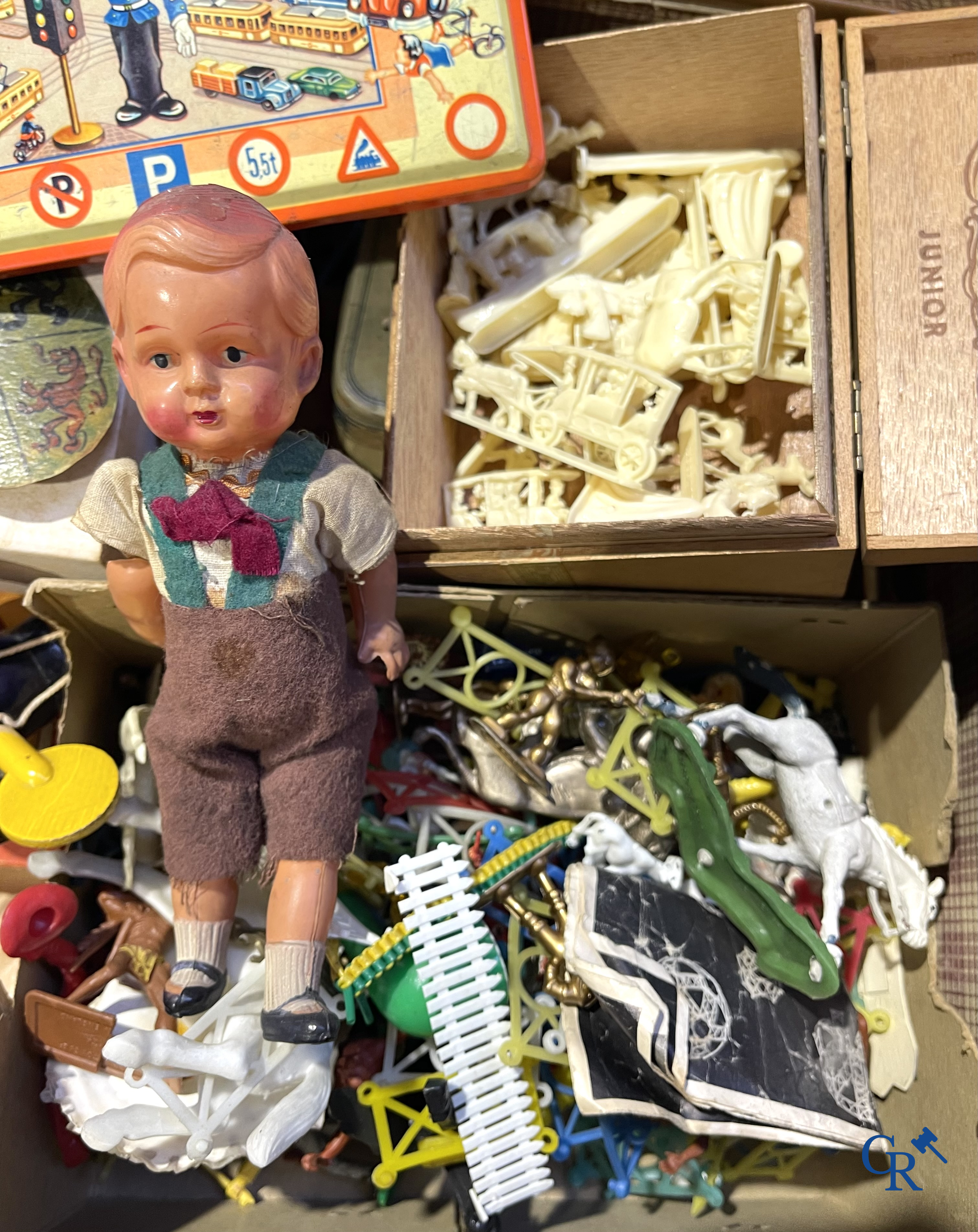 Oud speelgoed. Een kavel met divers oud speelgoed. Torck, schildpad pop, oude koffers en andere. Jaren '40-'50.
