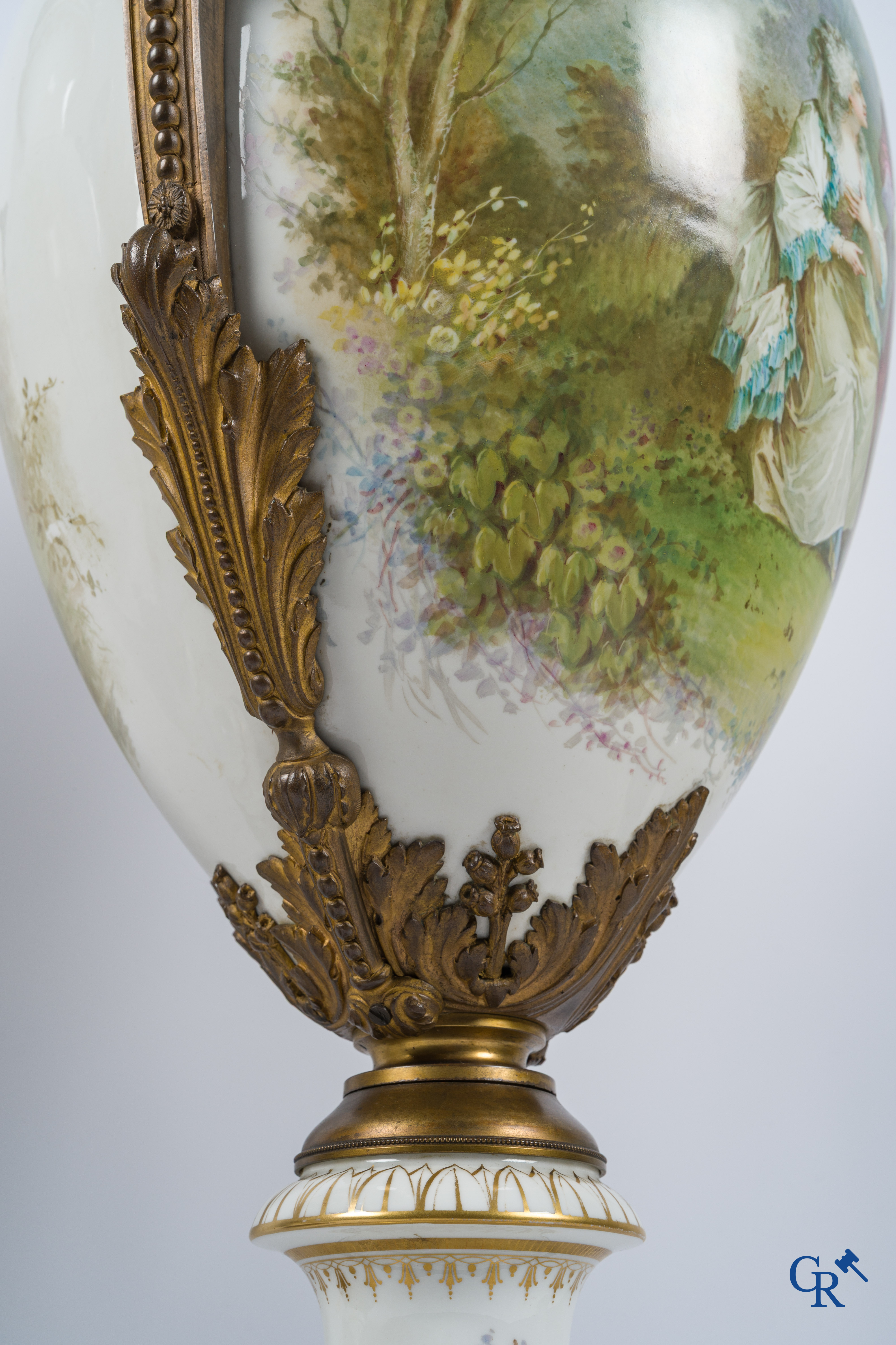 Sèvres. Een paar grote vazen op draaisokkel in Sèvres porselein met bronzen monturen. Gesigneerd Bertren. LXVI-stijl.