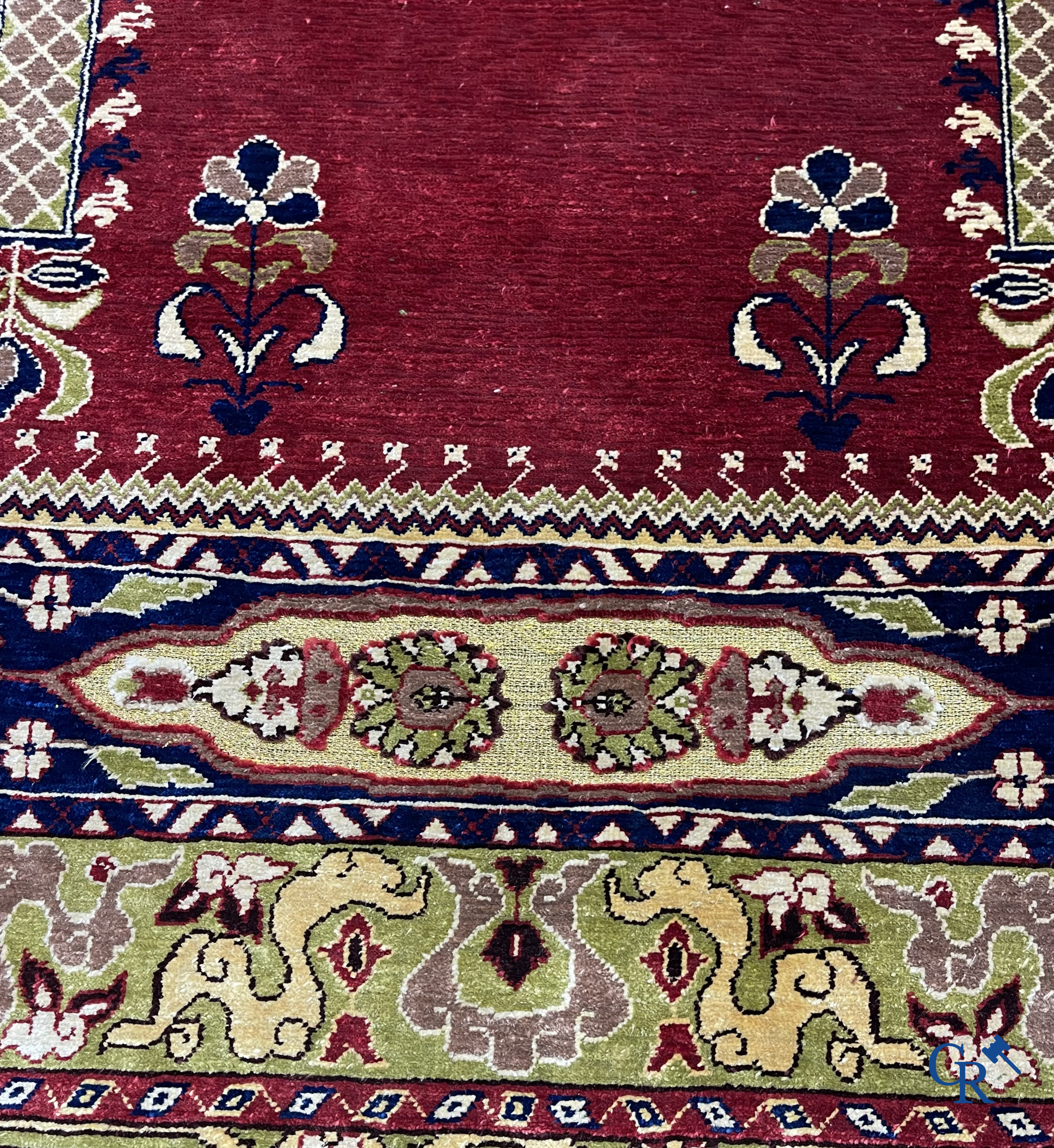 Oosterse tapijten. Een uiterst fijn handgeknoopt zijden tapijt met inscripties en gouddraad. Gesigneerd.