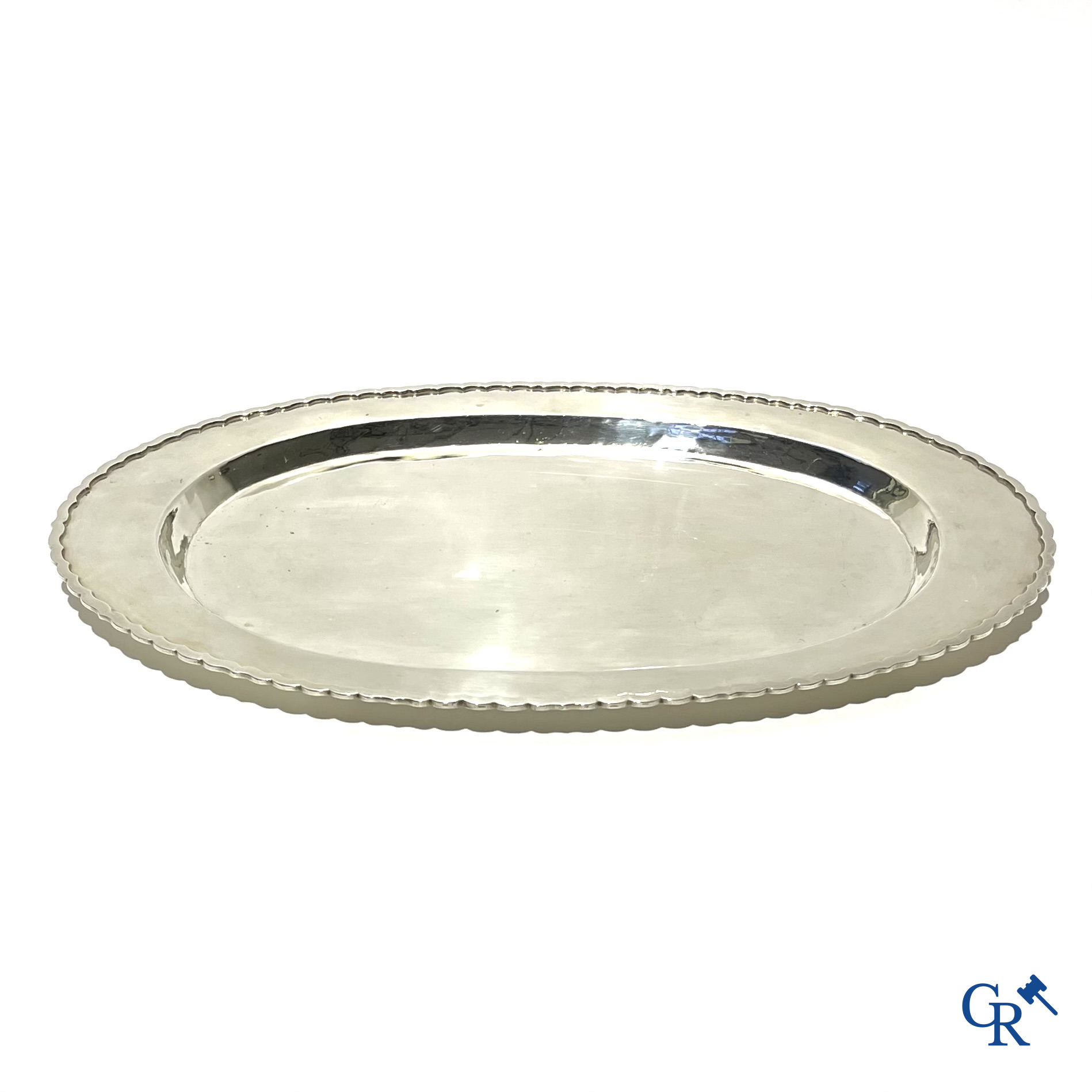 Zilver. Een ovaal dienblad in Sterling zilver. Gemerkt TOM 925.