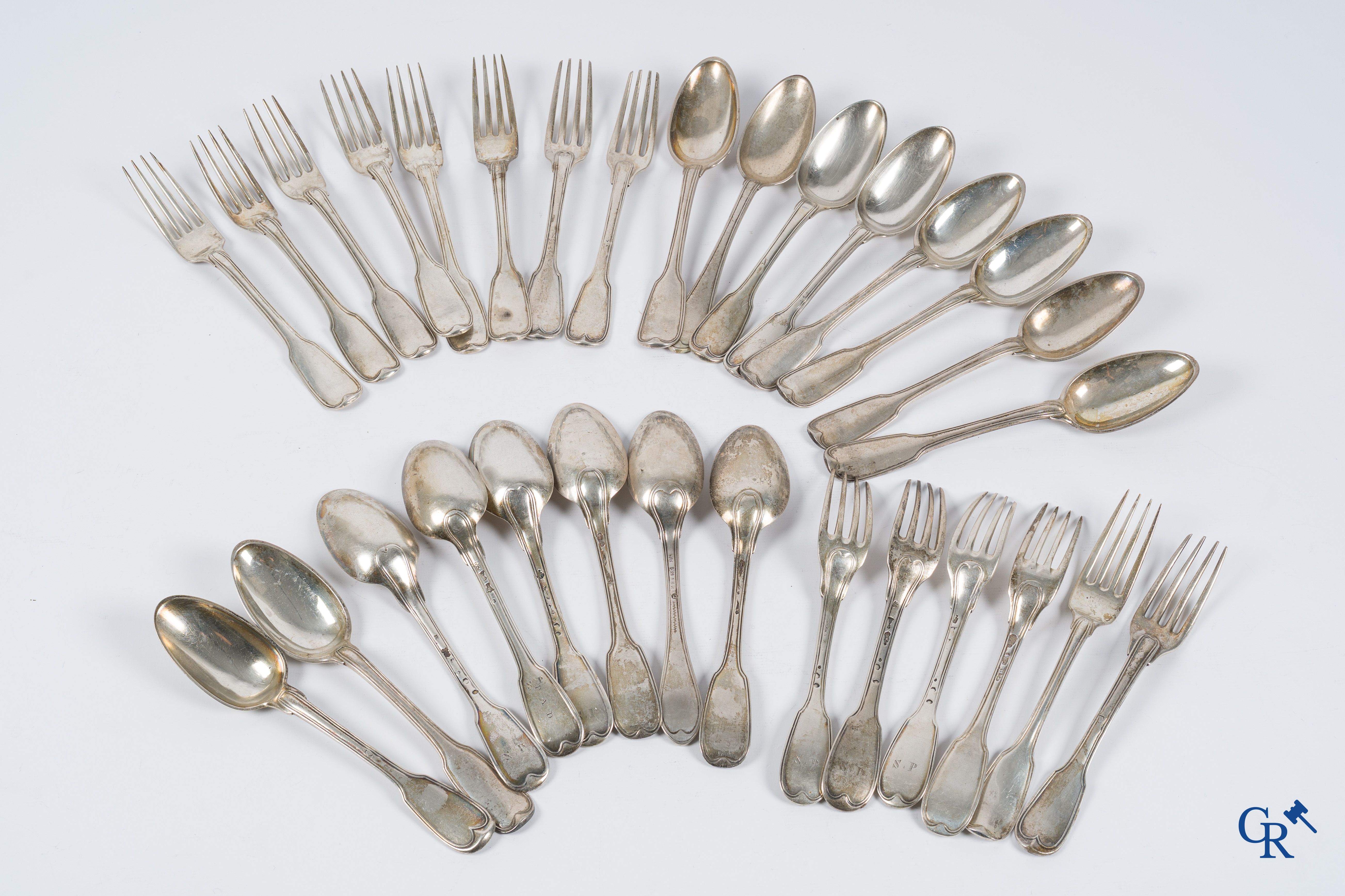 Zilver. Zeer interessant lot bestaande uit 14 vorken en 16 lepels in zilver. Frankrijk 18e eeuw. Verschillende regio's.