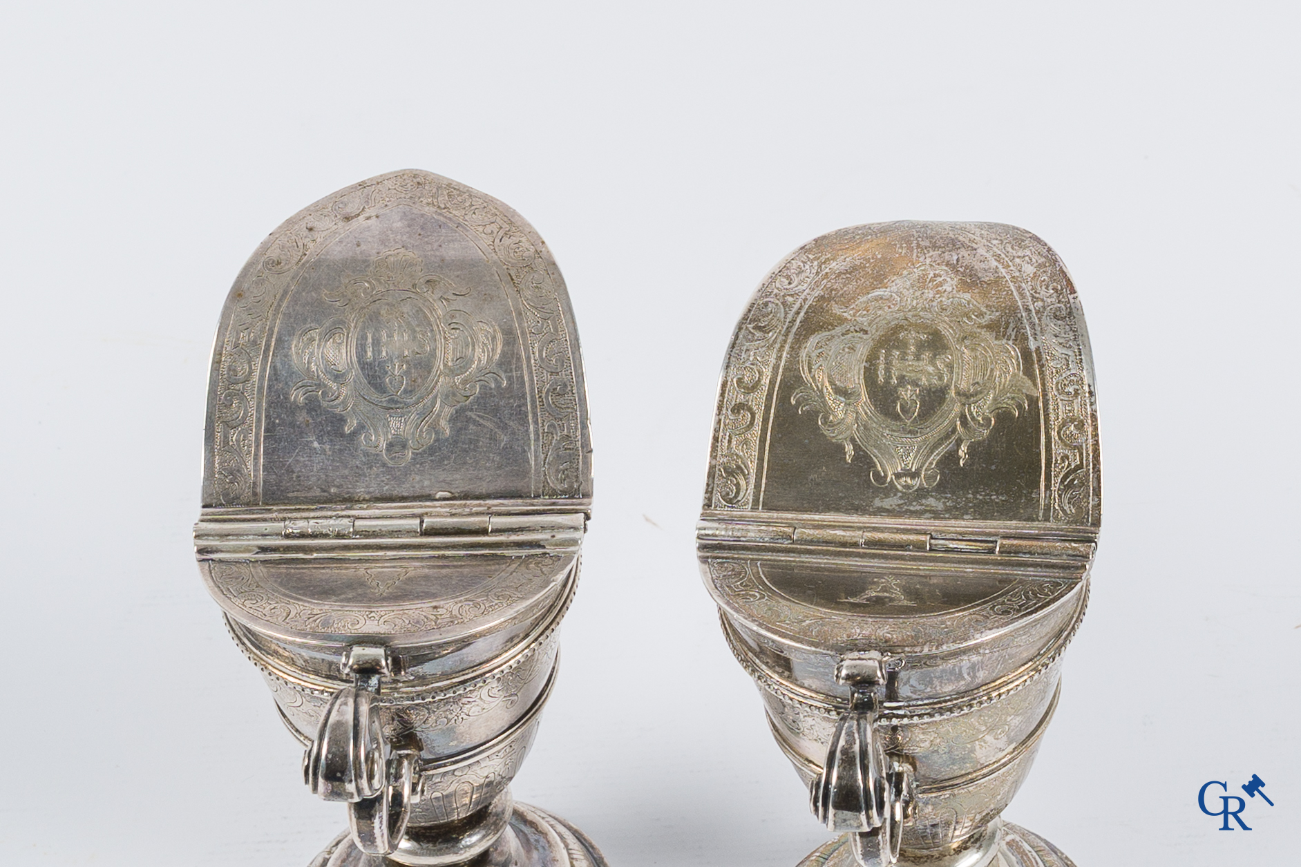 Zilver. Paar gegraveerde religieuze dekselkannen. Inscripties op de bodem "Temi ... Bruxelles". België 18e eeuw.