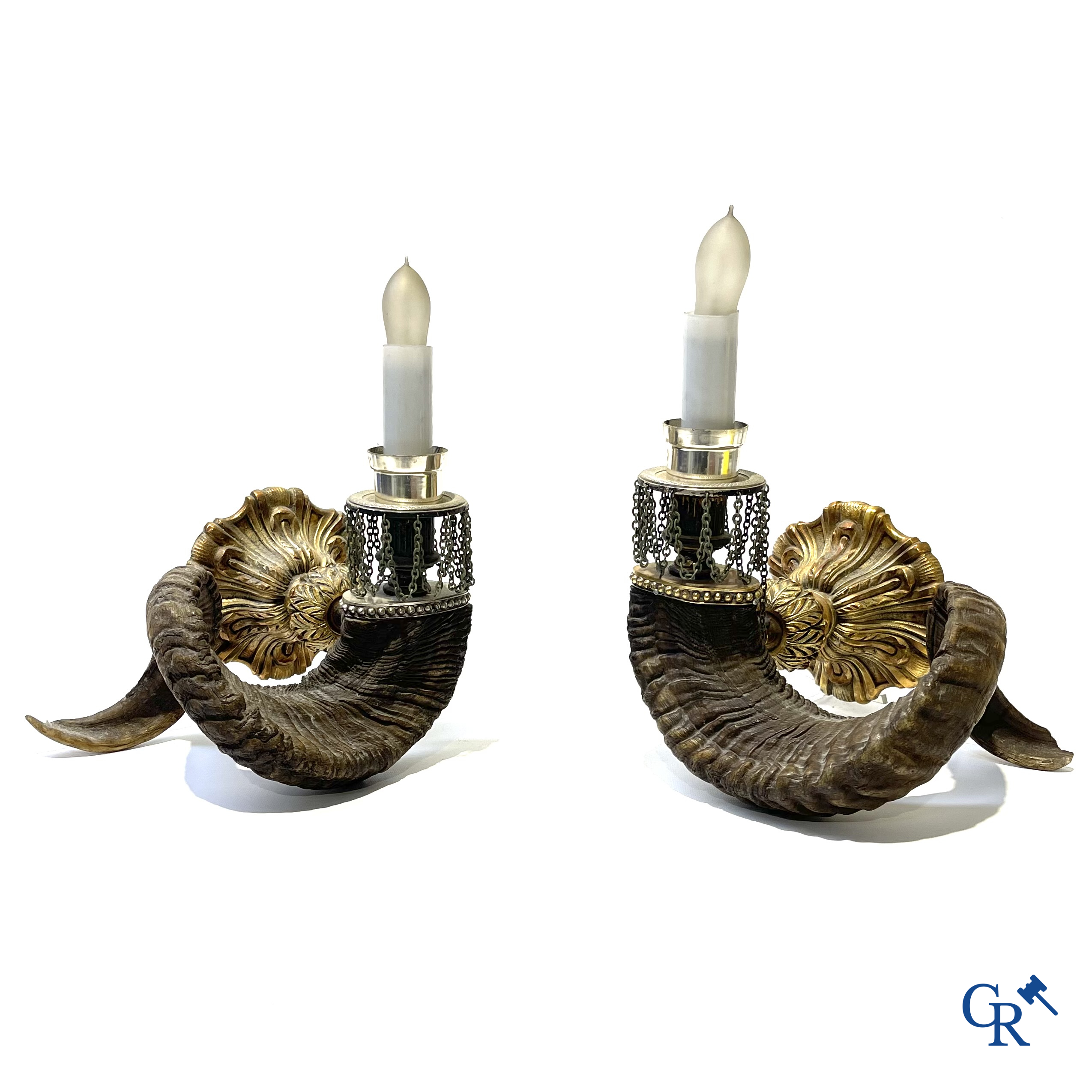 Een paar buitengewone decoratieve wandlichten in verguld en verzilverd brons met ramshoorns. Circa 1980.