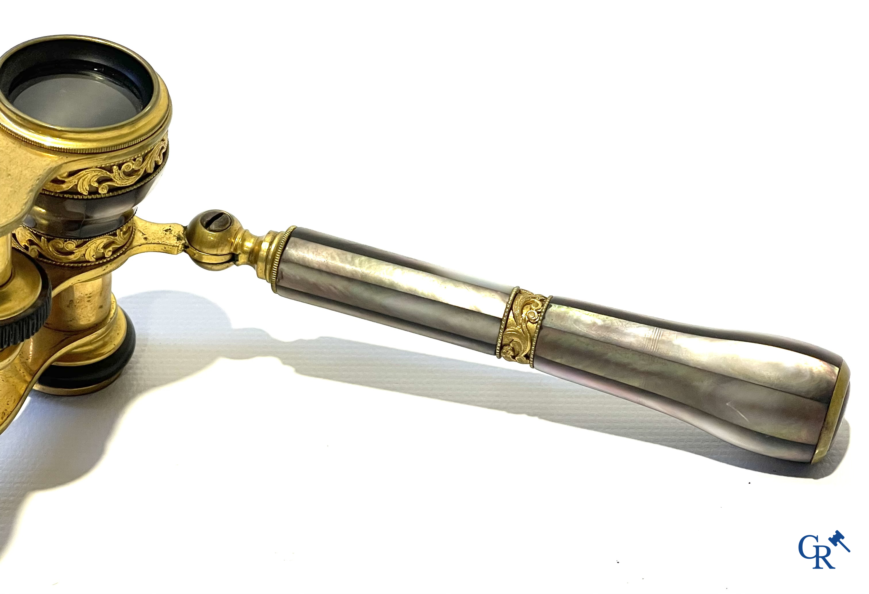 Theaterverrekijker of opera bril in fijn geciseleerd en verguld brons bewerkt met parelmoer. Desimpelaere Brussel.