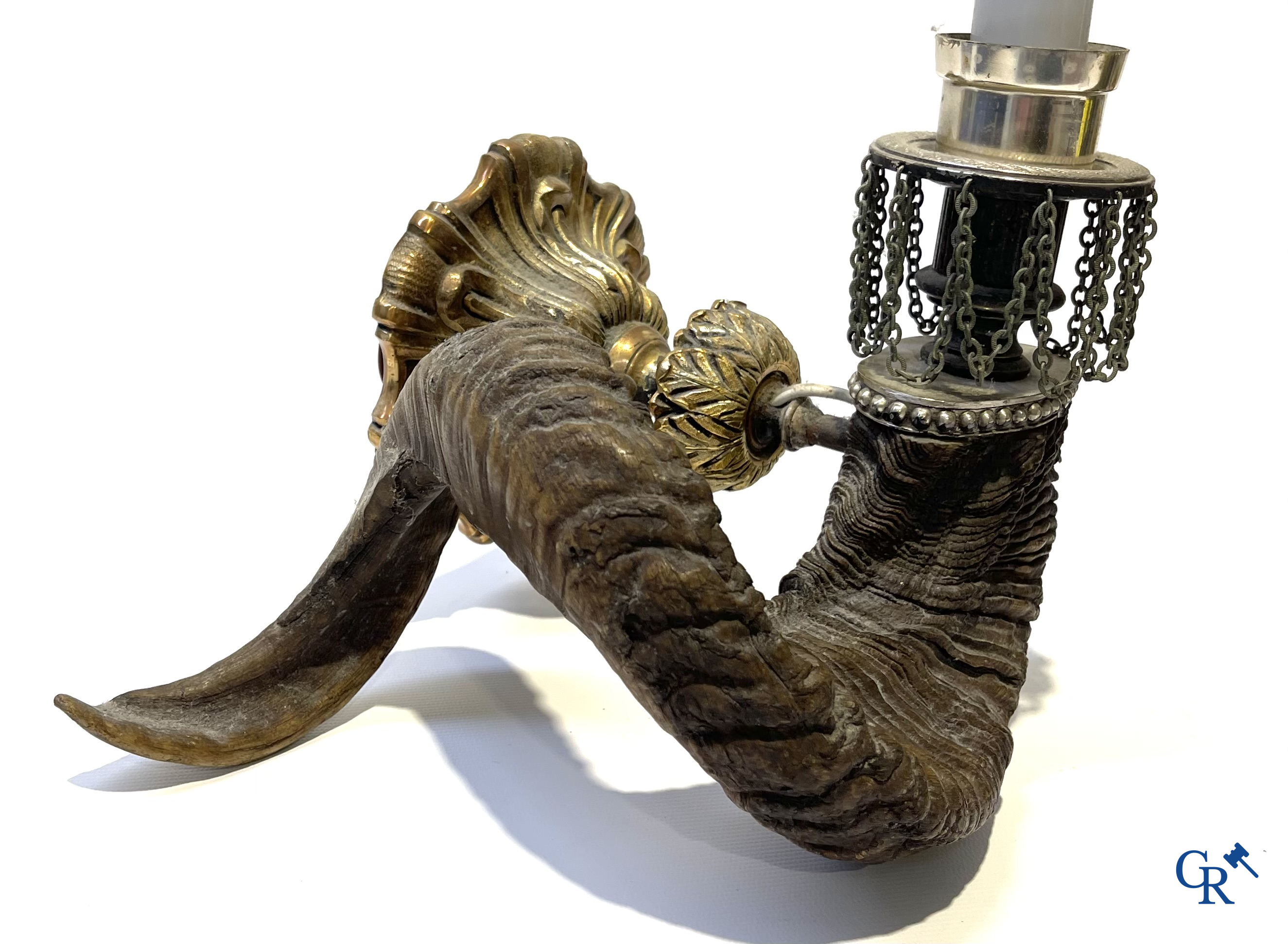 Een paar buitengewone decoratieve wandlichten in verguld en verzilverd brons met ramshoorns. Circa 1980.