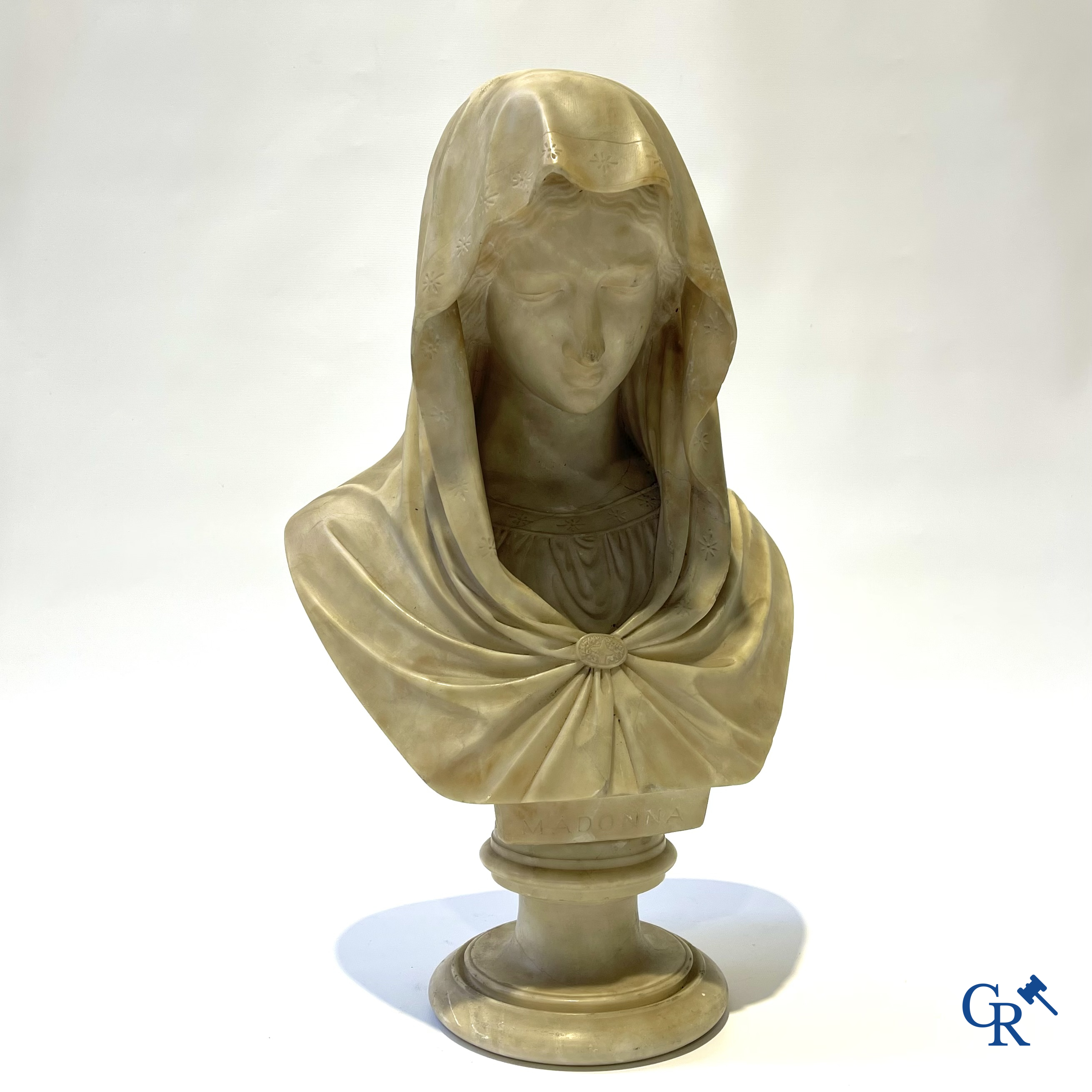 Grote buste van een Madonna in albast. 19de eeuw.