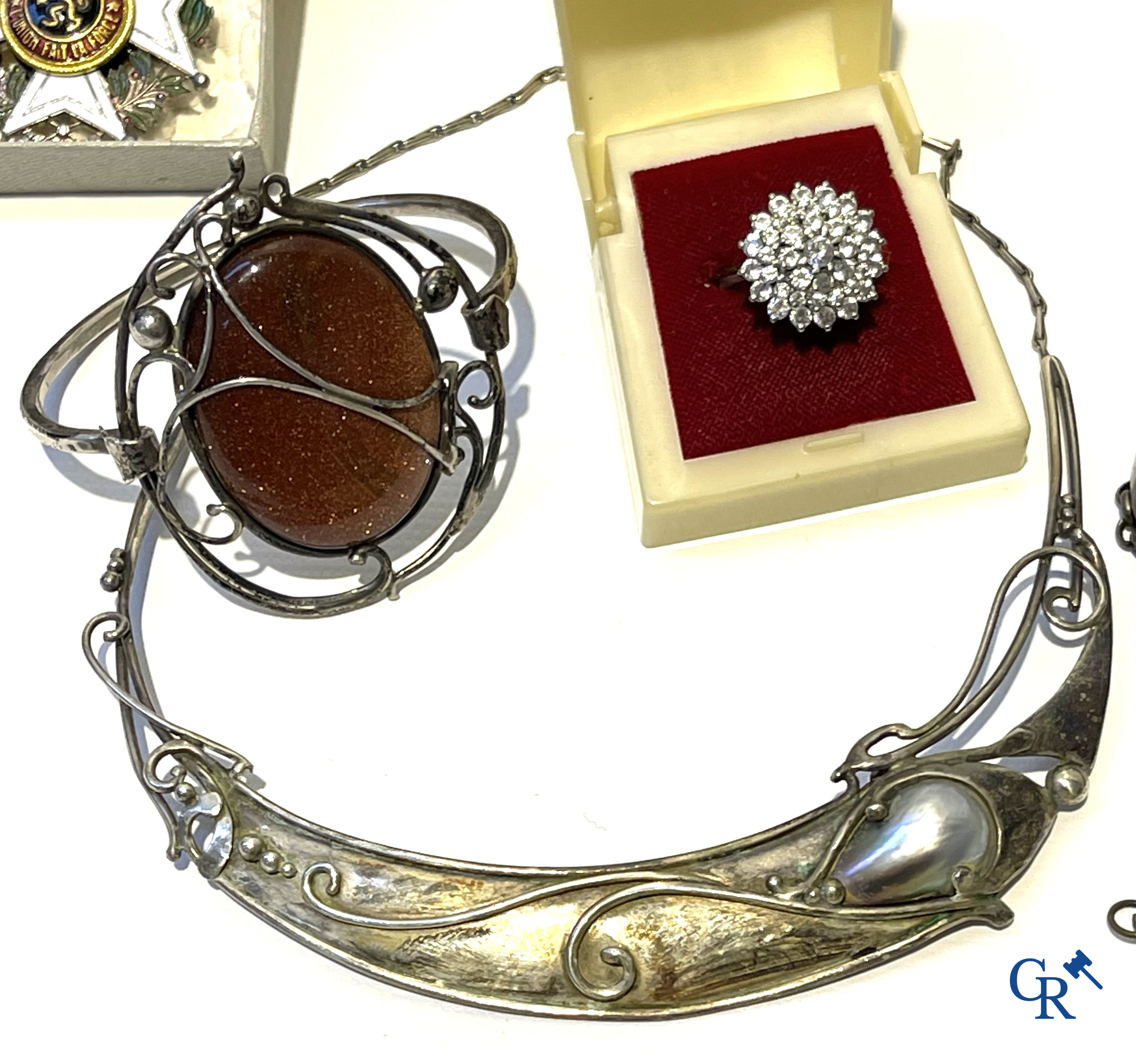 Groot lot verzamelobjecten, zakhorloge, fantasiejuwelen en andere. Meerdere in zilver.