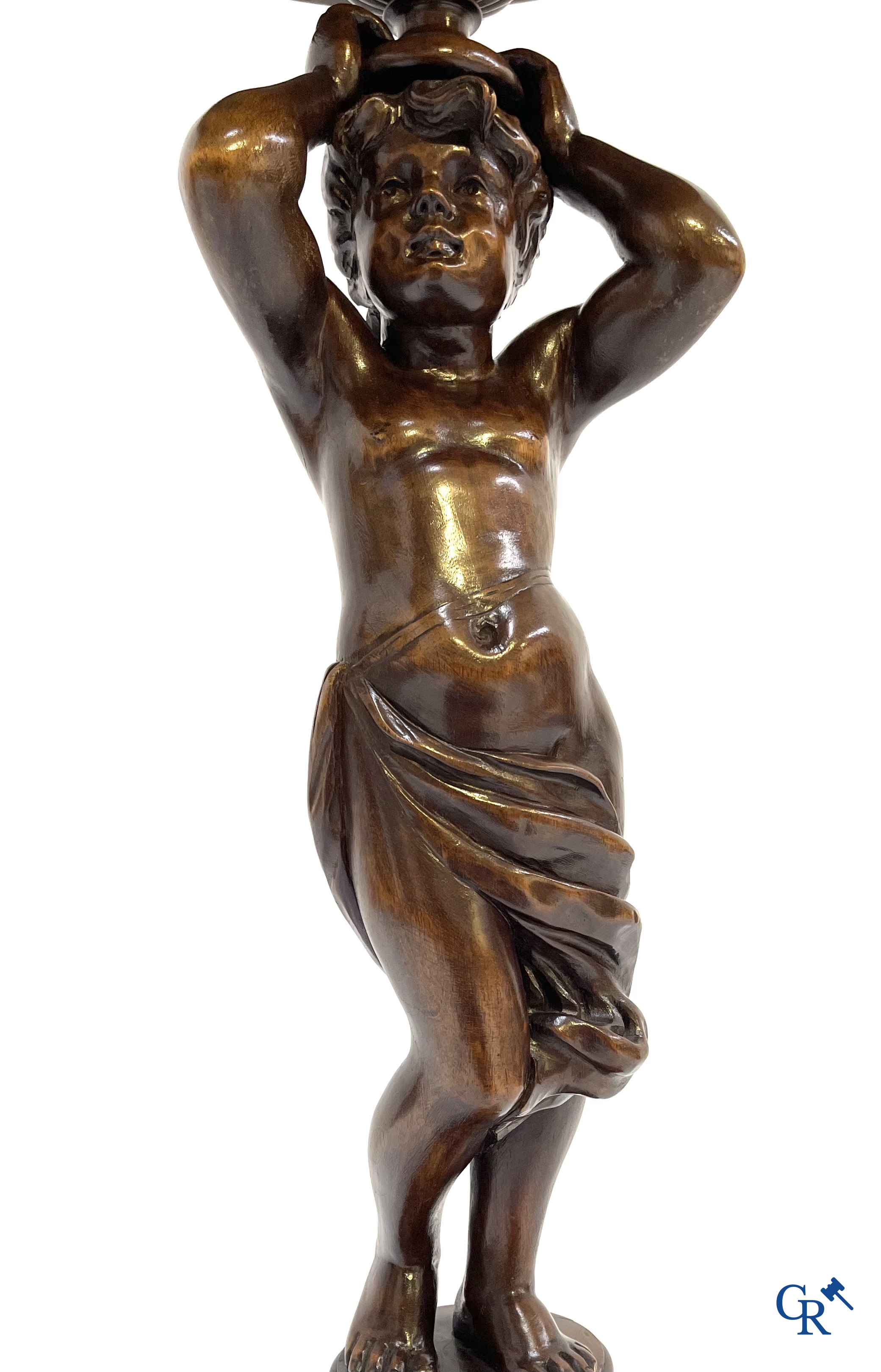 Een gesculpteerde sokkel in fruithout met putti. Circa 1920.