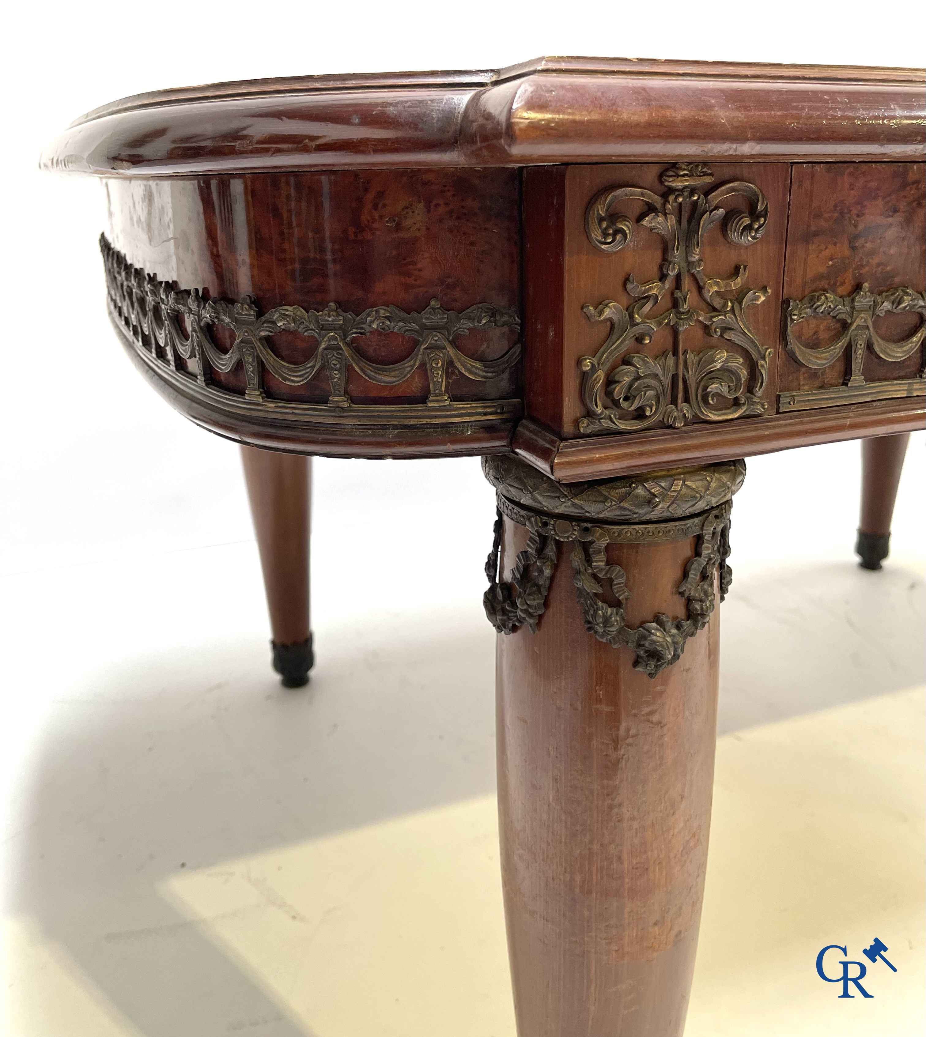 Uitzonderlijk eetkamermeubilair in mahoniehout fineer, marmer en brons. Napoleon III stijl. Circa 1900.