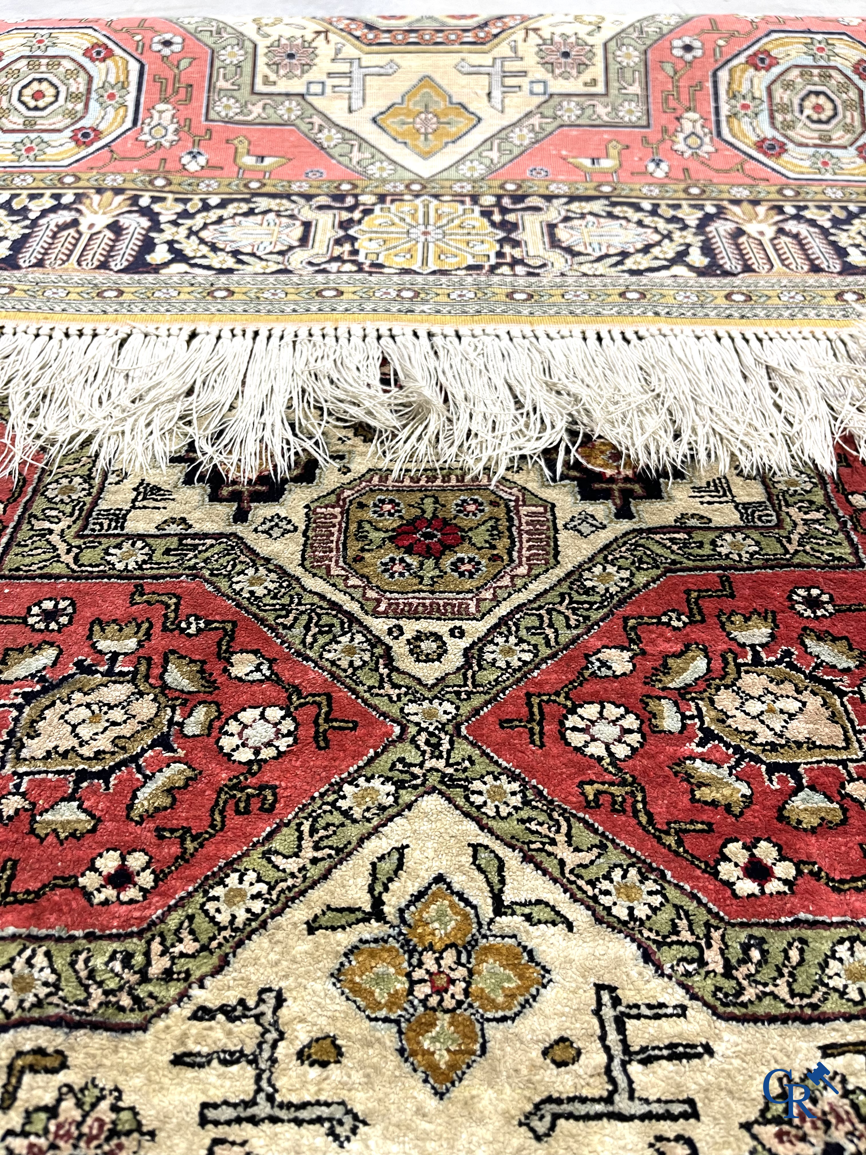 Oosterse tapijten. Handgeknoopt zijden tapijt met geometrisch en floraal decor.